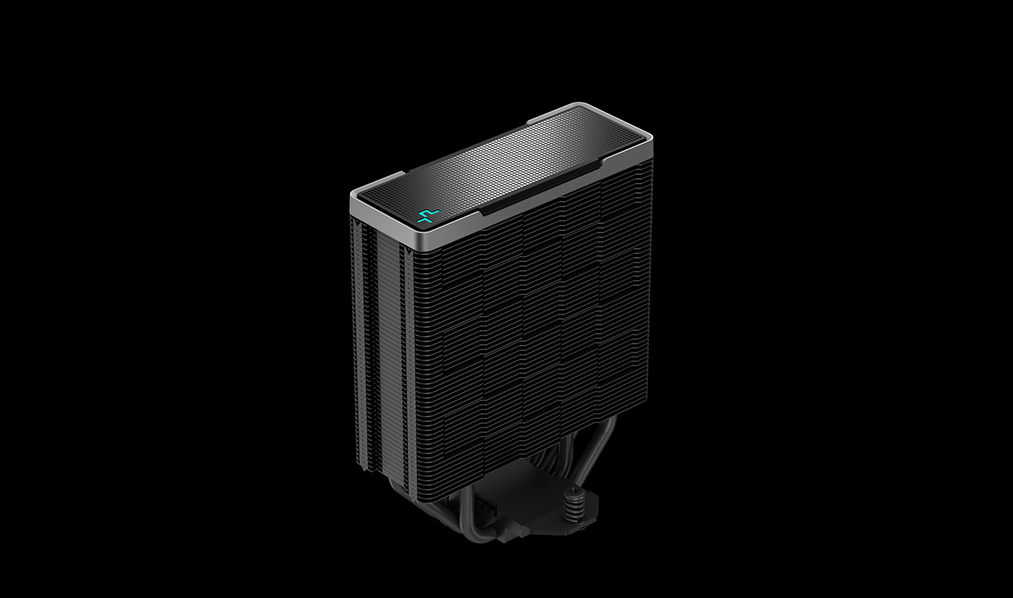 Czarny cooler CPU z kratką na górze. Na czarnym tle. Widoczne logo Deepcool.