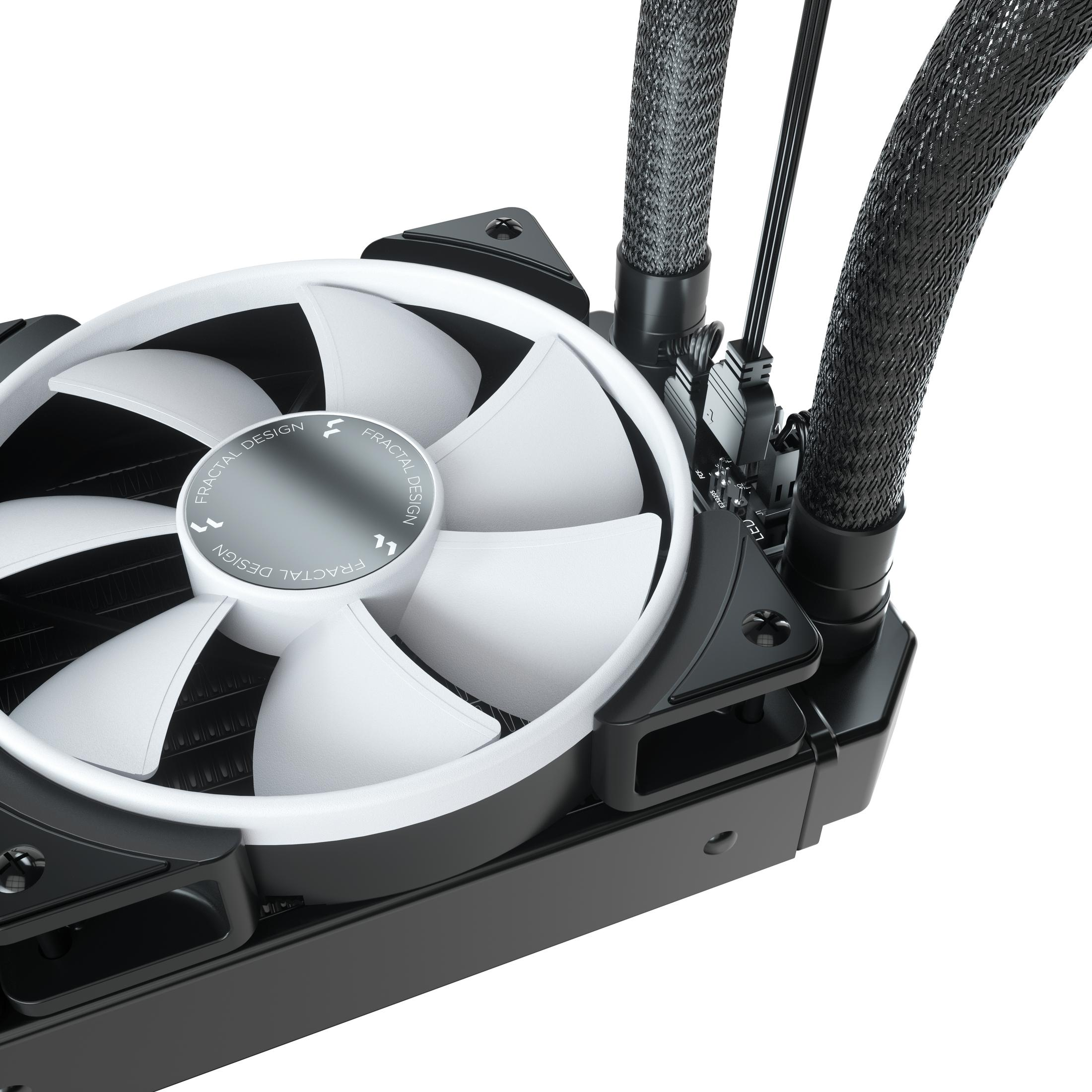 Schwarz-weißer Computerlüfter mit Fractal Design Logo. Schwarze Schläuche sind zu sehen.