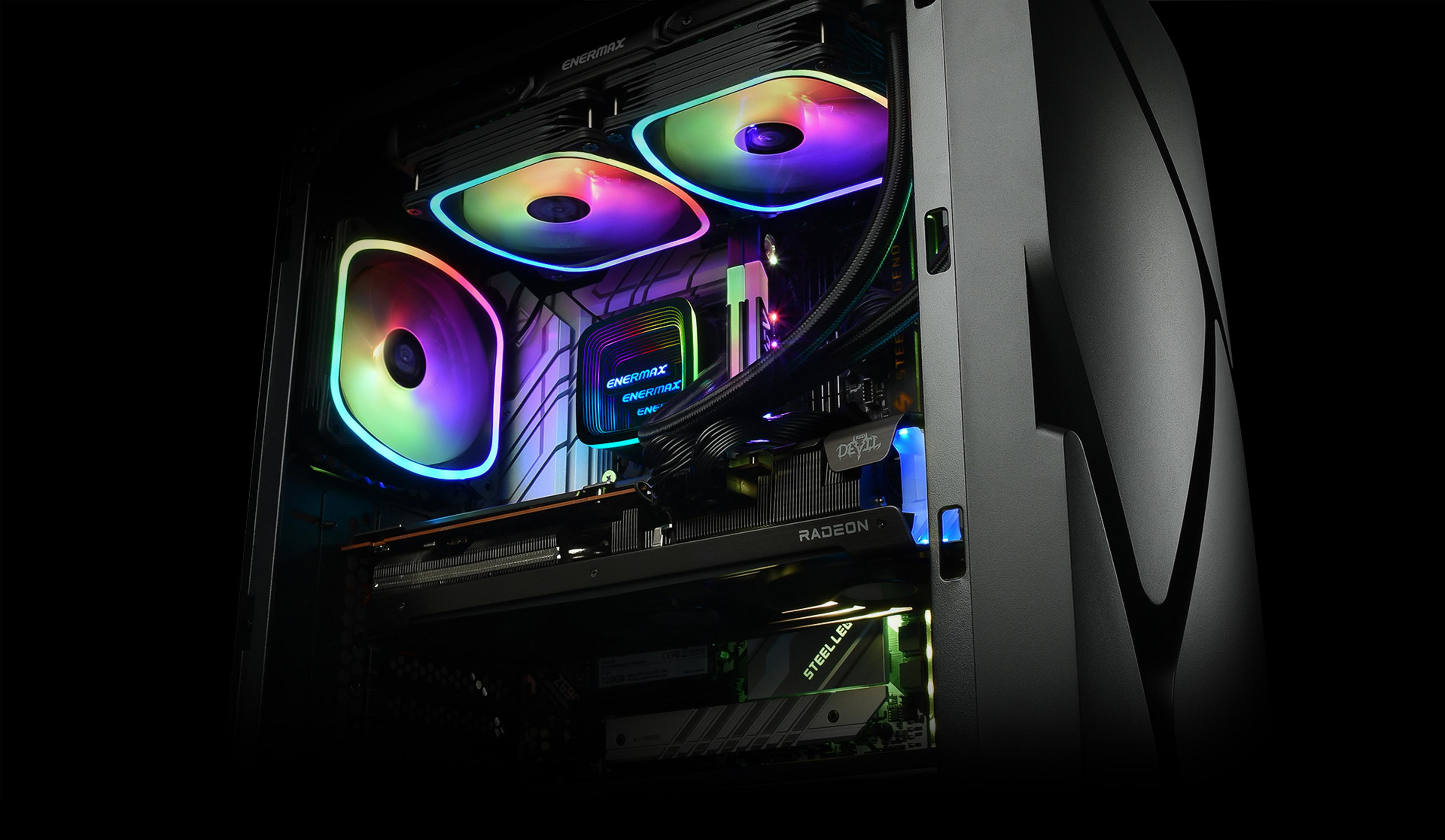 Interno di un case per computer con ventole illuminate, una scheda grafica e altri componenti. Il case è scuro, con luci colorate.