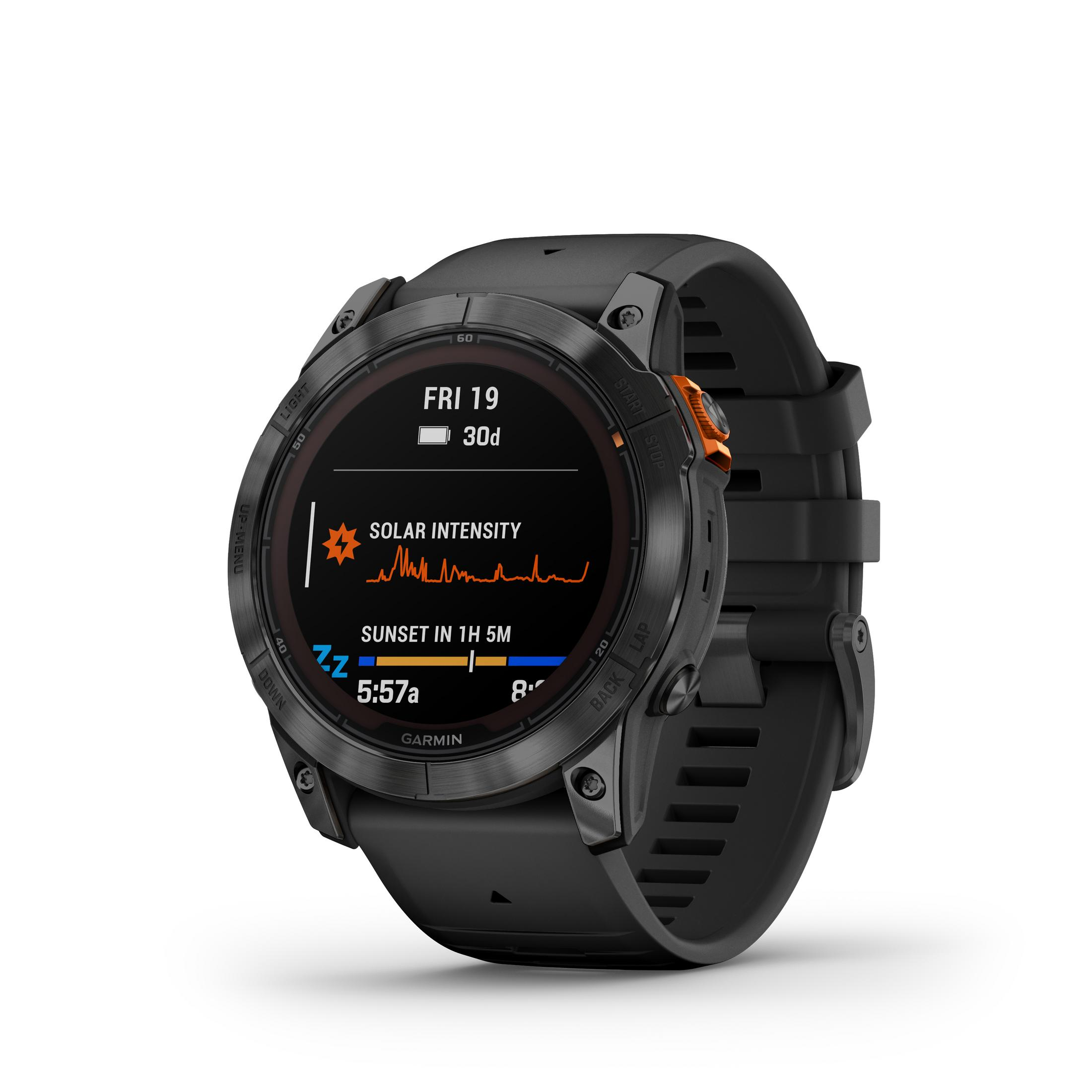 Zwarte smartwatch met tijd, zonne-intensiteit en andere fitnessgegevens.