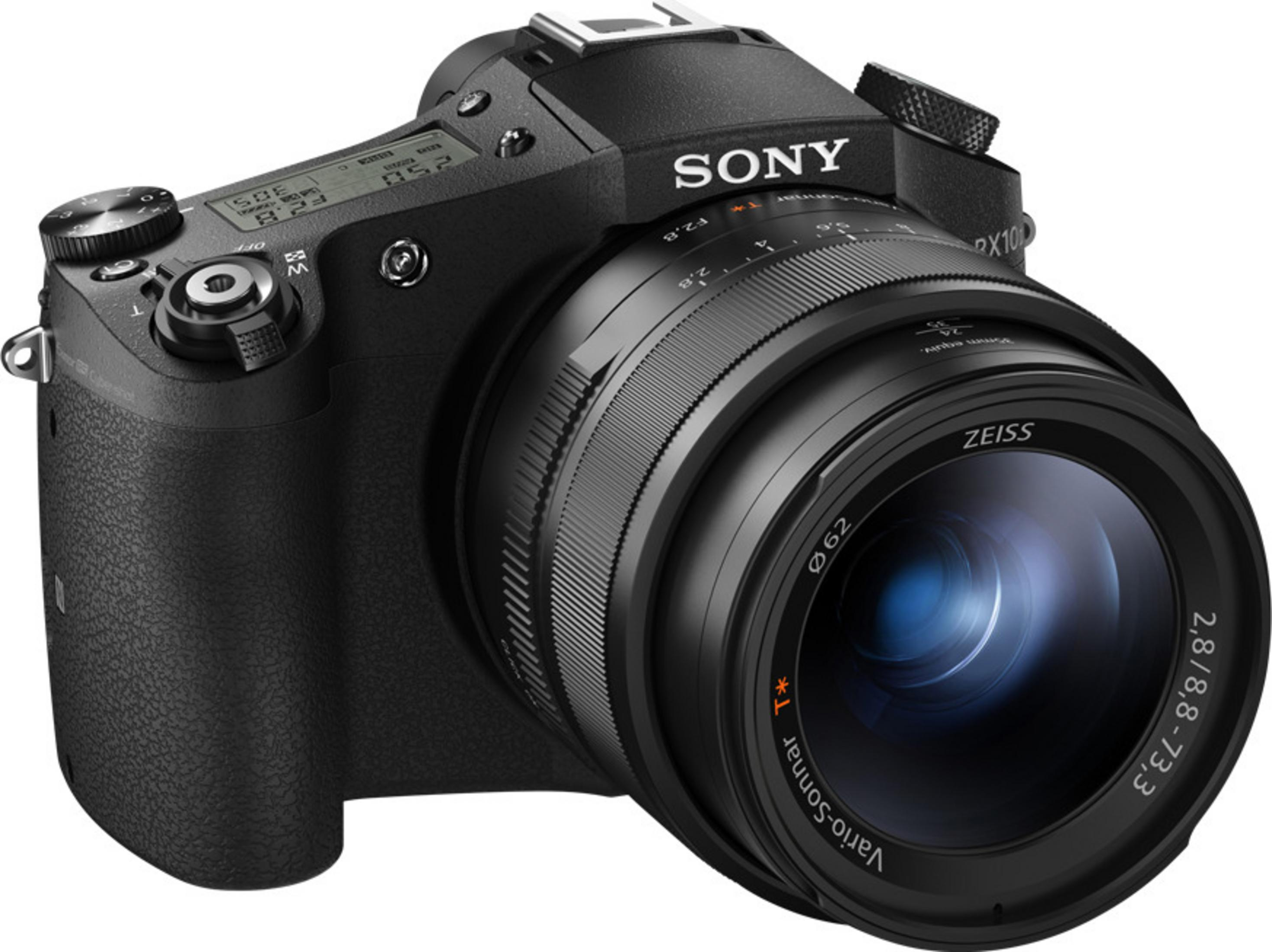 Schwarze Sony-Kamera mit Objektiv. Das Objektiv hat ZEISS drauf. Schwarzer Körper.