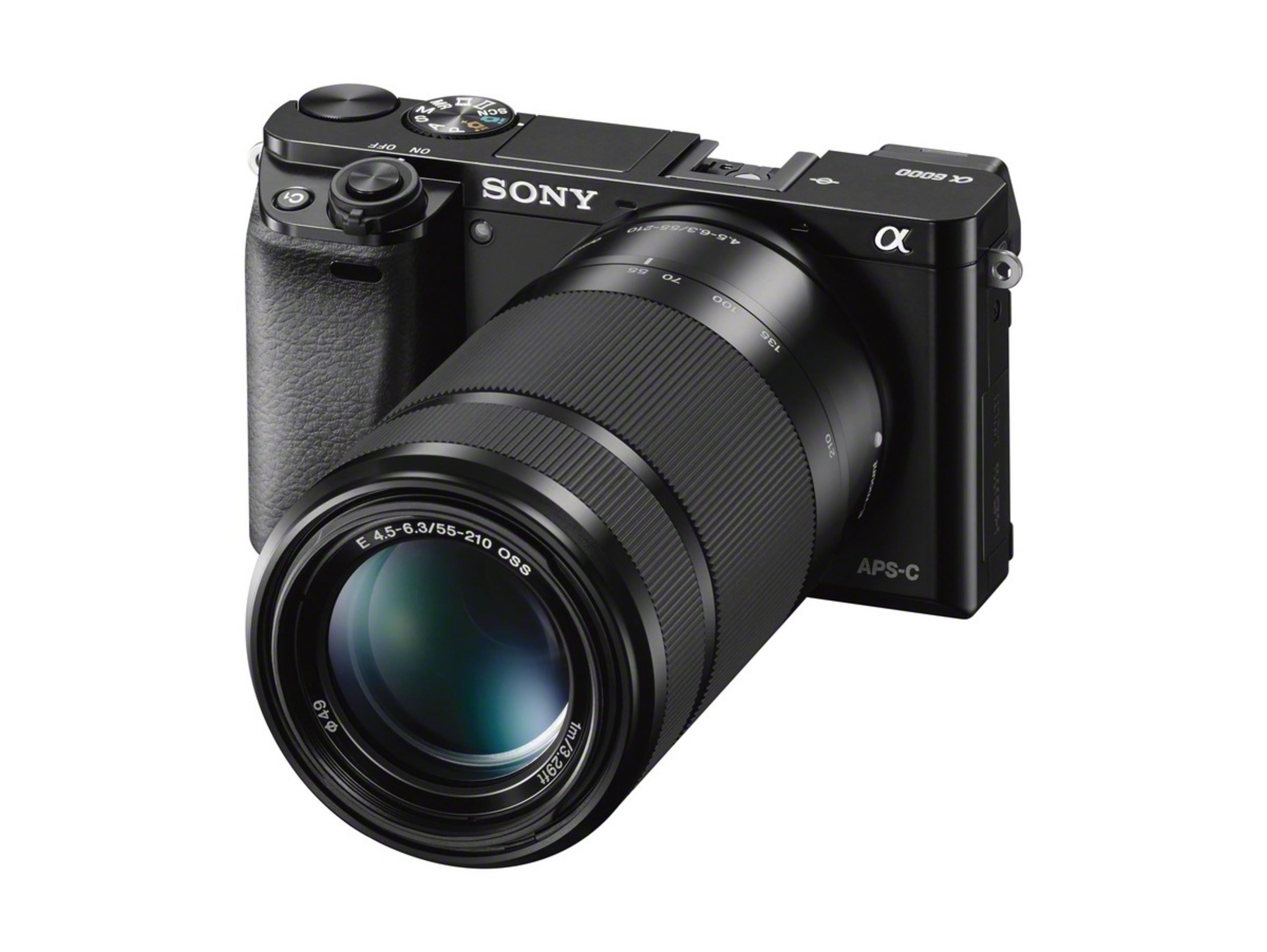 Eine schwarze Sony Alpha Kamera mit Objektiv, isoliert auf weißem Hintergrund. APS-C ist beschriftet.