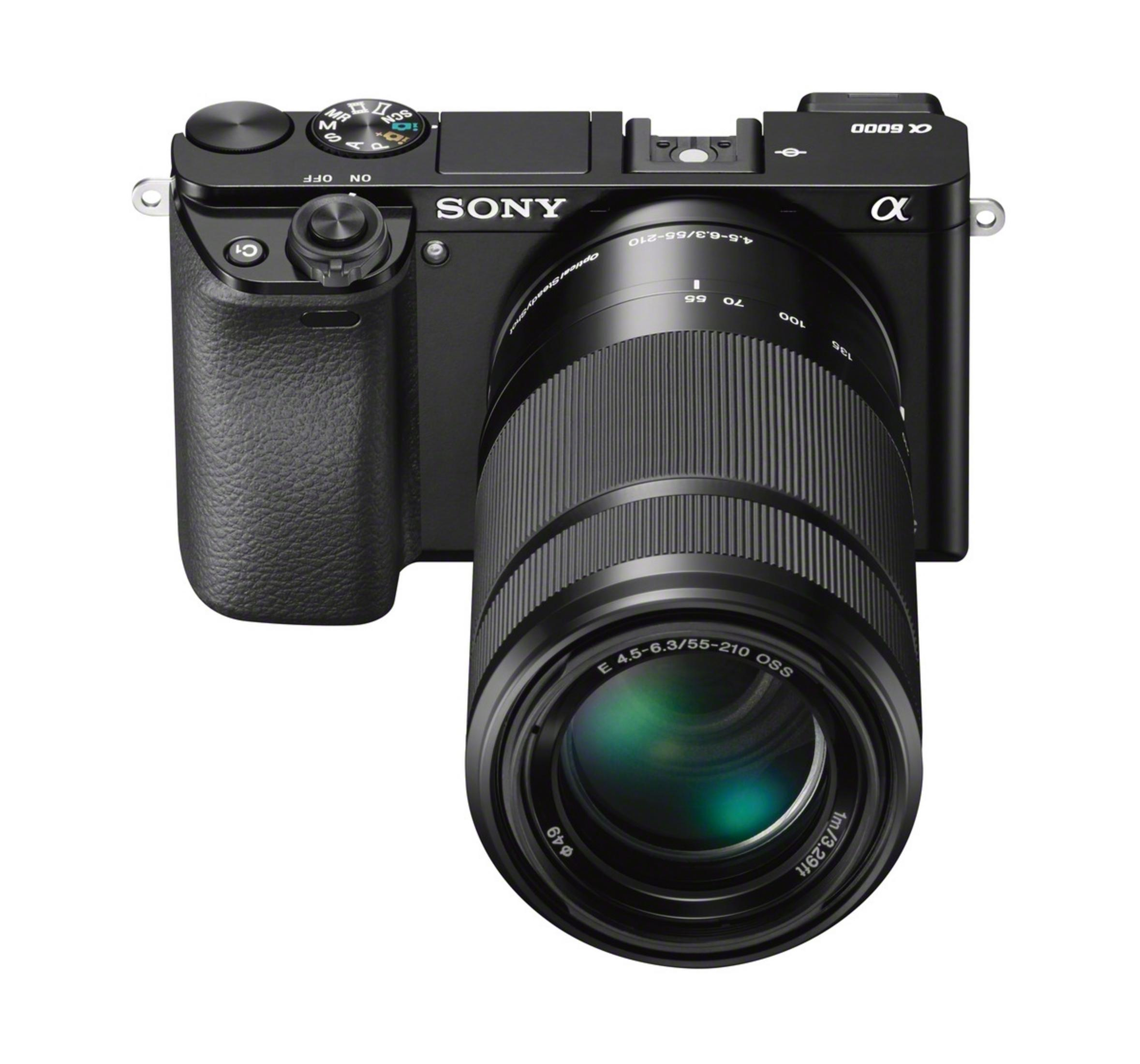 Schwarze Sony Kamera mit Objektiv und Knöpfen, isoliert auf weißem Hintergrund.