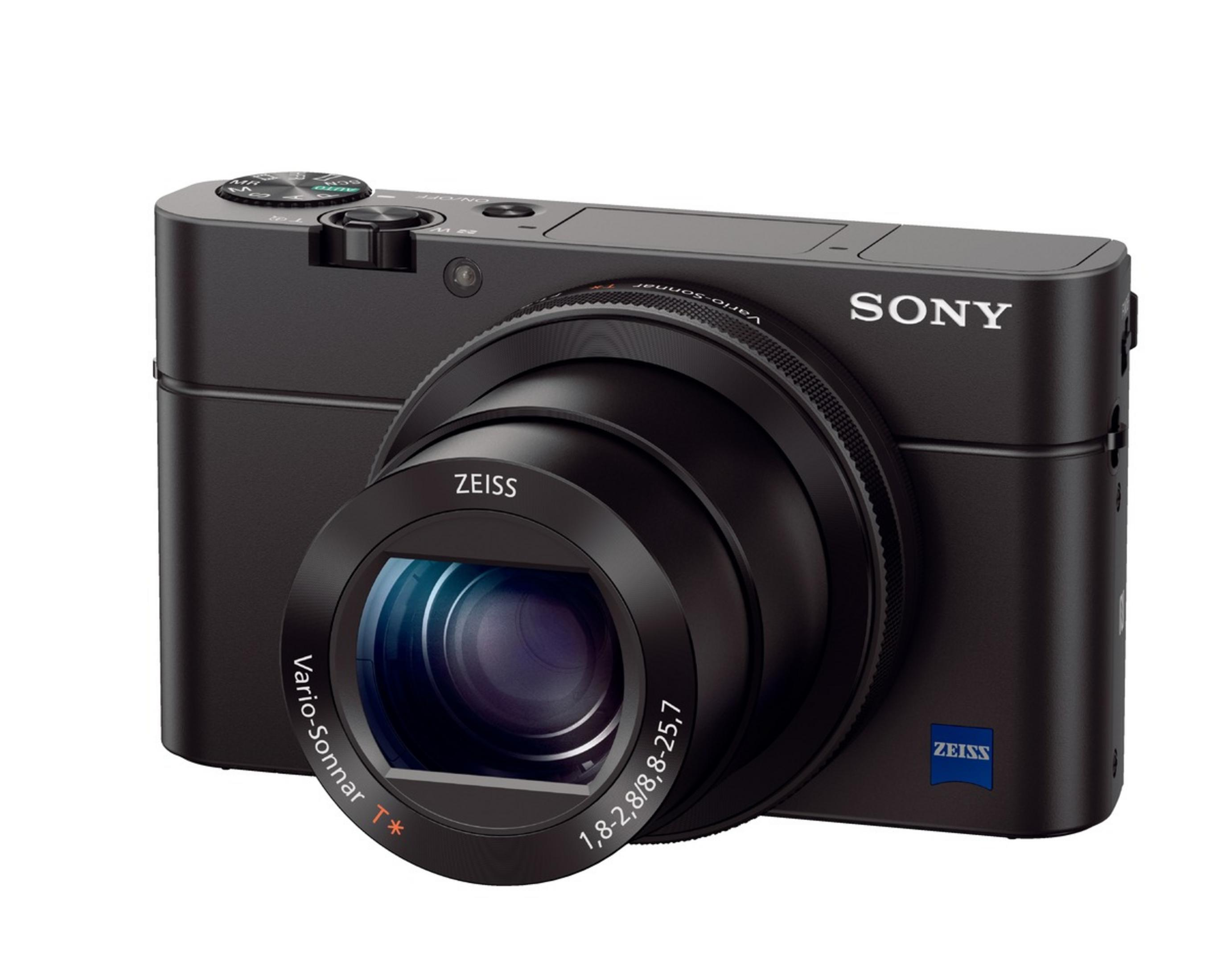 Schwarze Sony-Kamera mit Objektiv, Knöpfen und Zeiss-Logo. Sie ist vor weißem Hintergrund platziert.