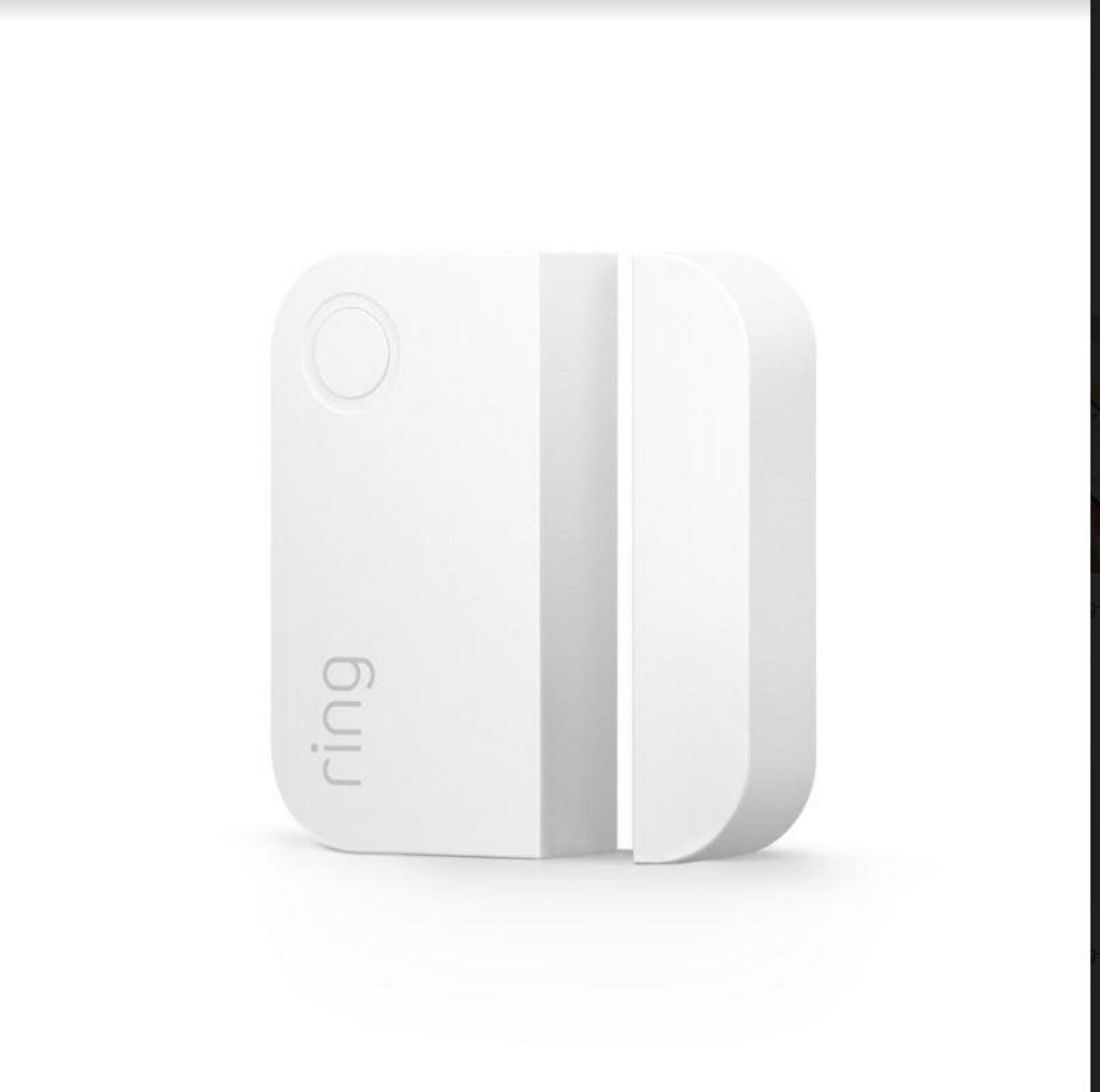 Biały czujnik bezpieczeństwa Ring. Prostokątny kształt z lekkim rozdzieleniem.