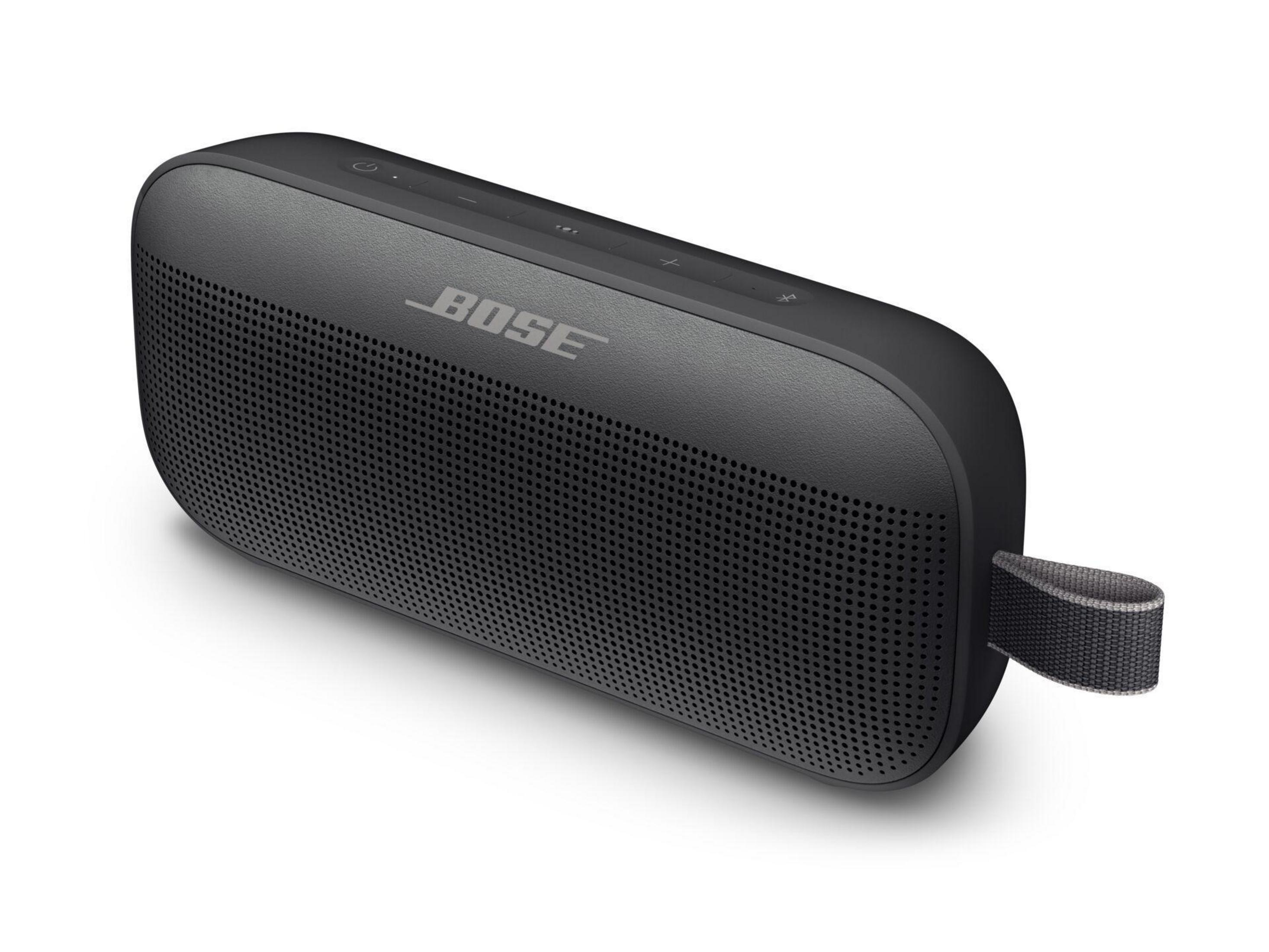 Altavoz Bose negro, forma rectangular, con asa.