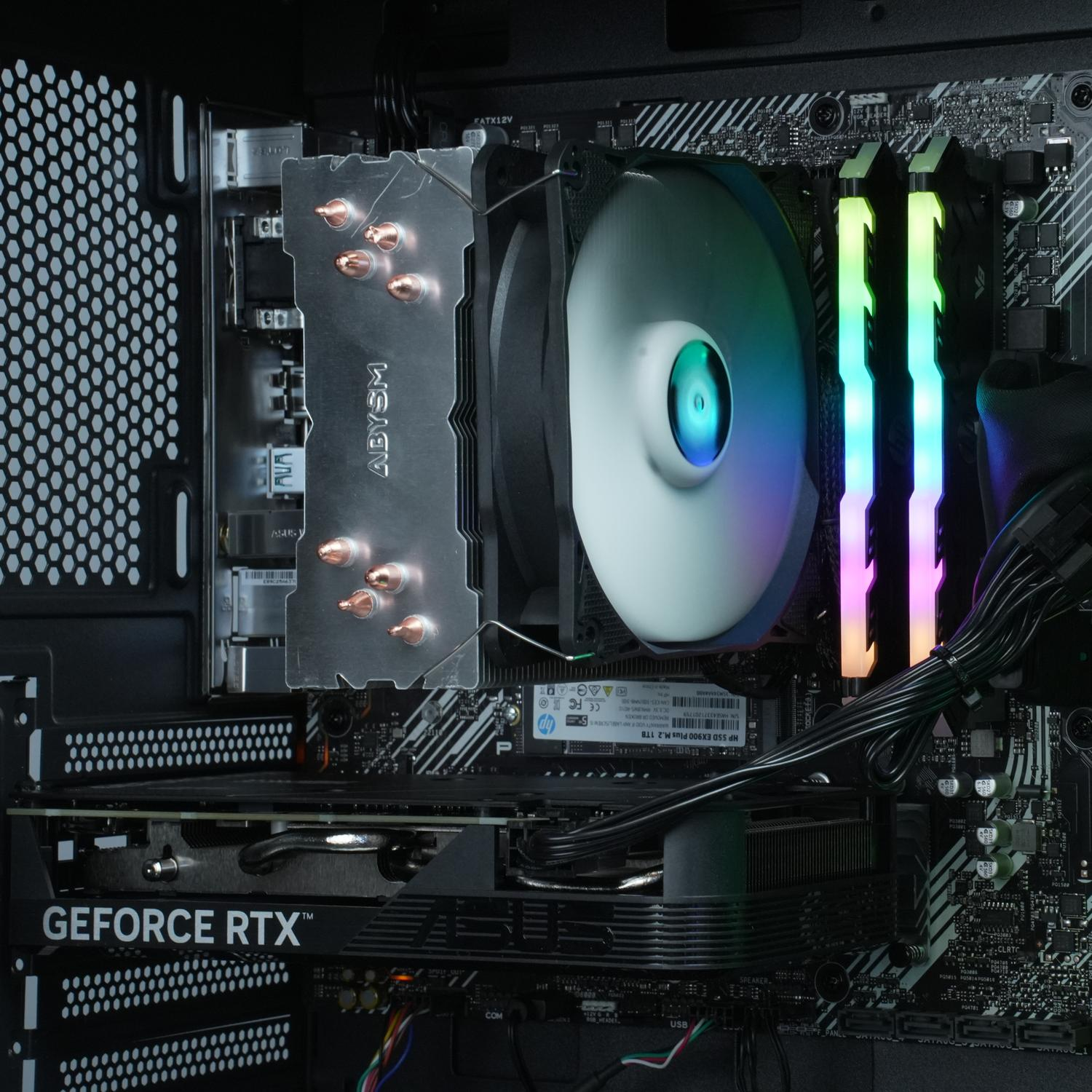Interior de computadora con un enfriador de CPU, RAM y una tarjeta gráfica. La carcasa está abierta.