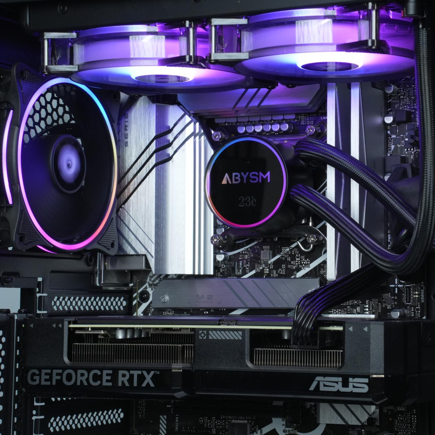 Interior de computadora con componentes. Incluye una tarjeta gráfica, un enfriador líquido con el logo ABYSM y luces azules.
