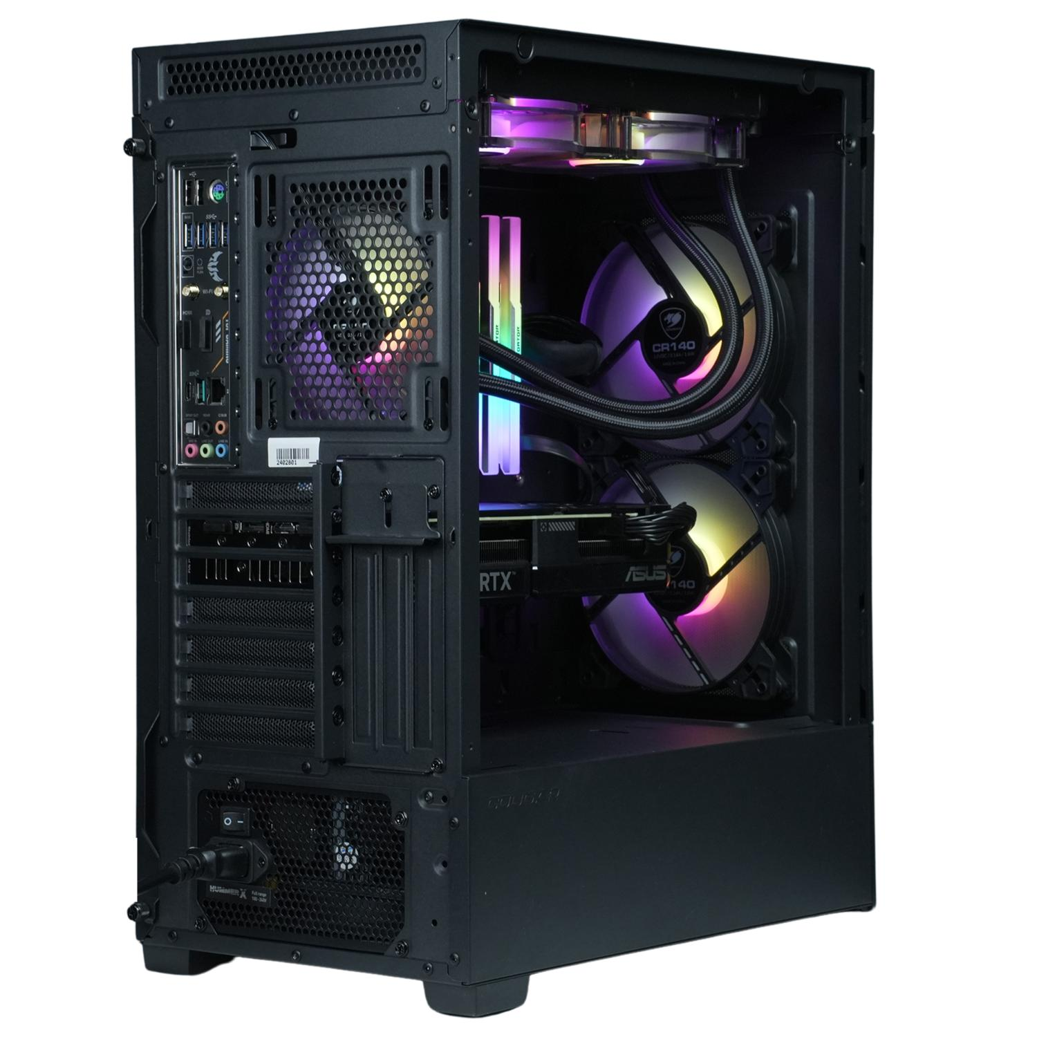 Parte trasera de una caja de computadora negra con componentes internos. La tarjeta gráfica y los ventiladores son visibles. Marca Cougar en la caja.