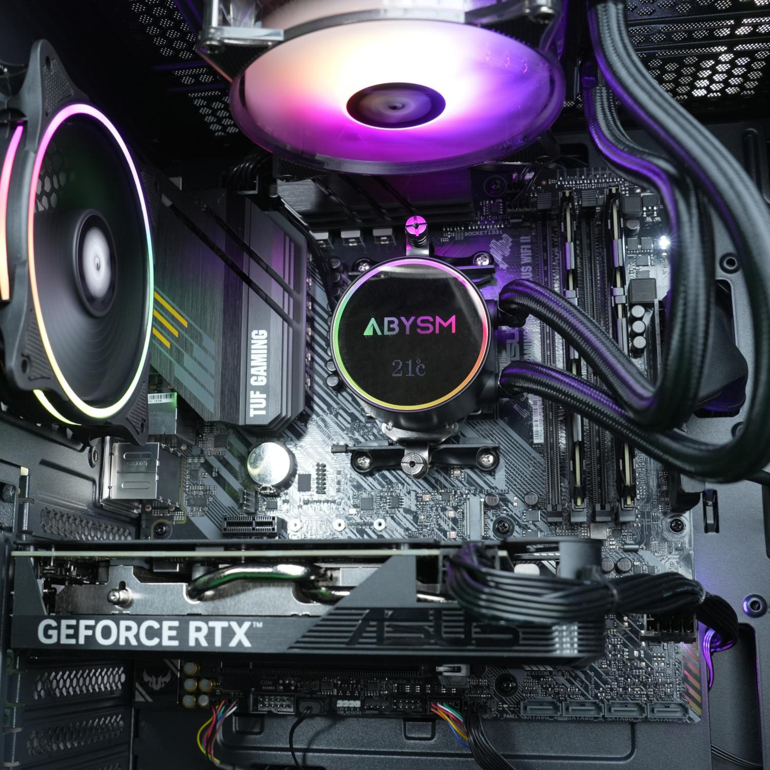Dentro de una computadora, mostrando una placa base, una GPU y un enfriador con luces de colores, en primer plano.