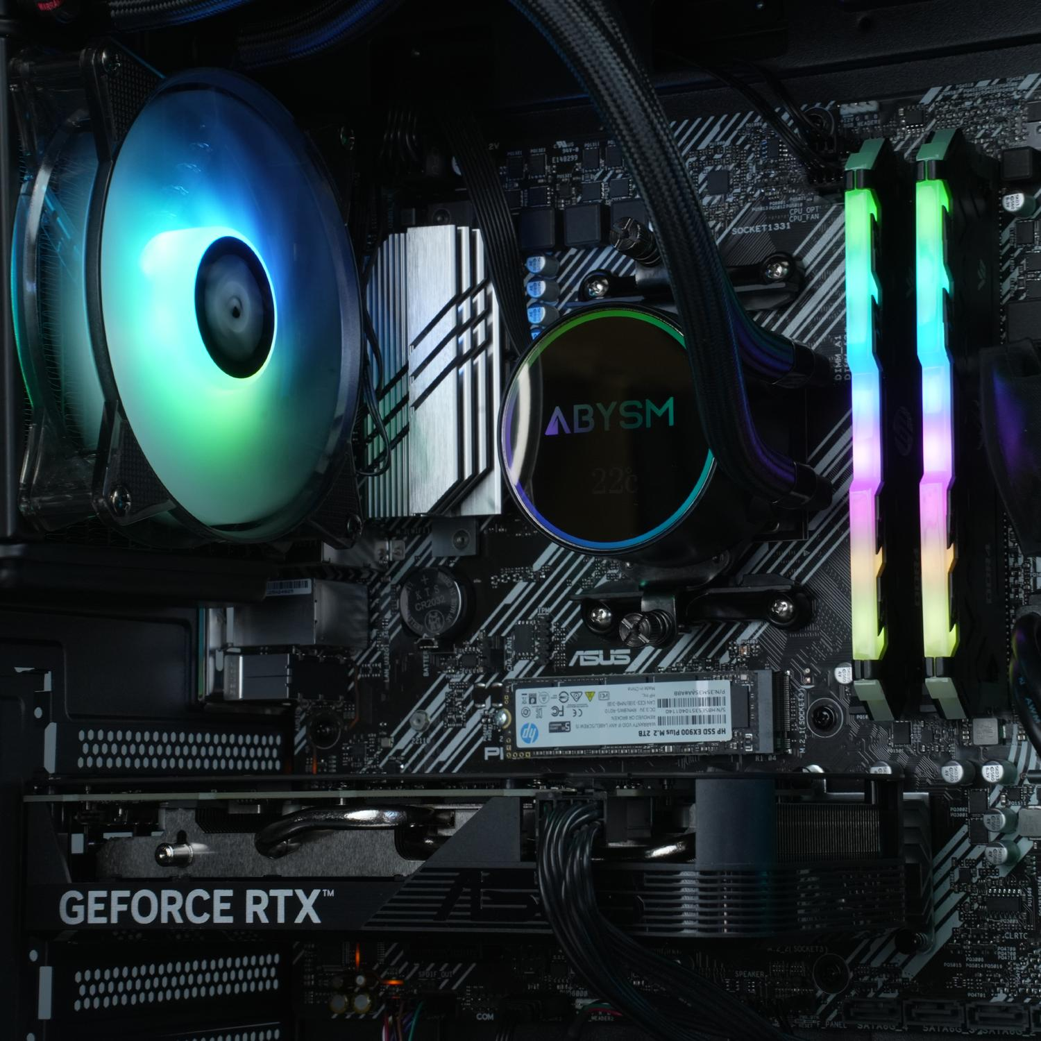 Componentes de ordenador dentro de la caja. Refrigerador de CPU con iluminación RGB. Tarjeta gráfica y placa base.