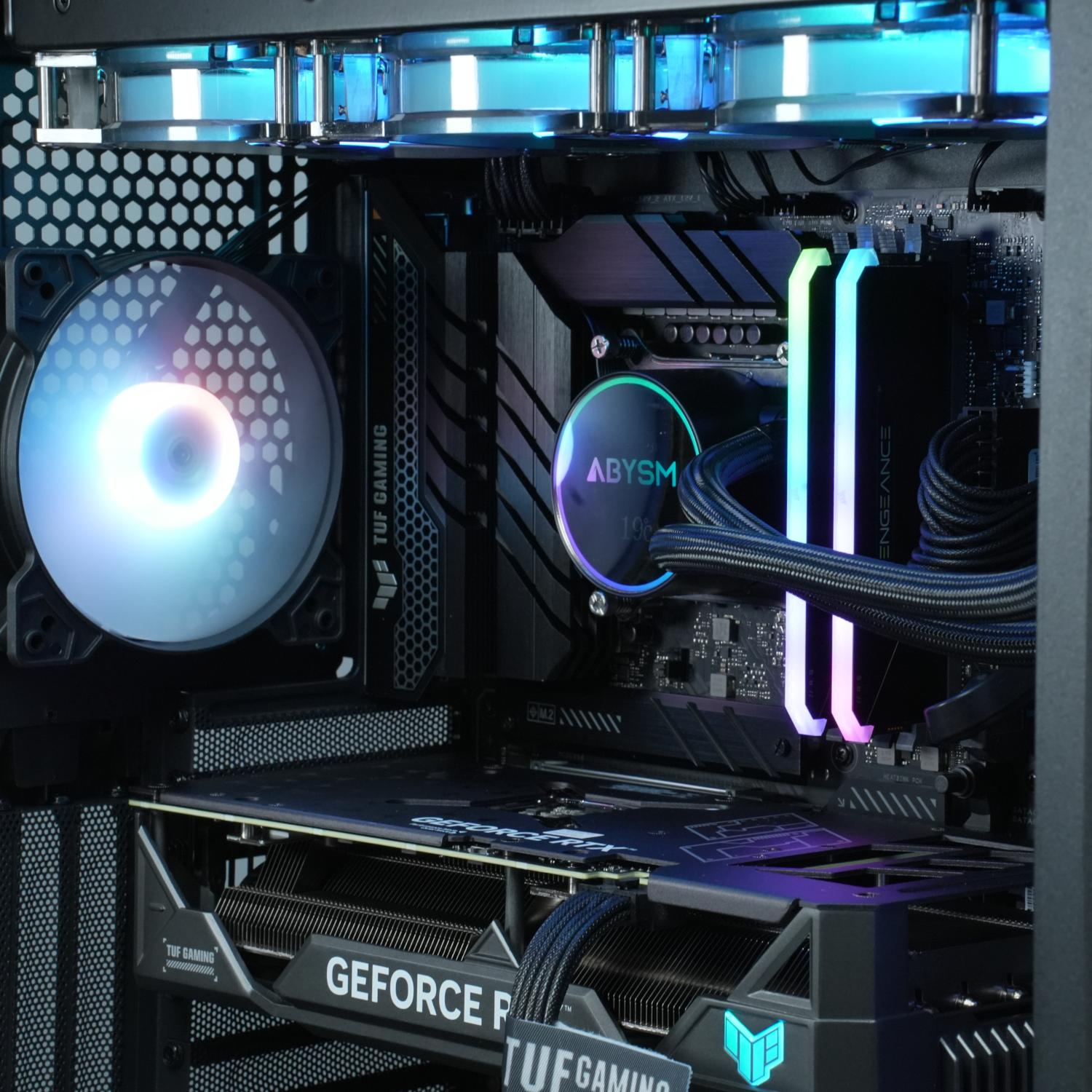 Caja de PC con componentes. Ventiladores, GPU y refrigeración líquida con luces RGB.