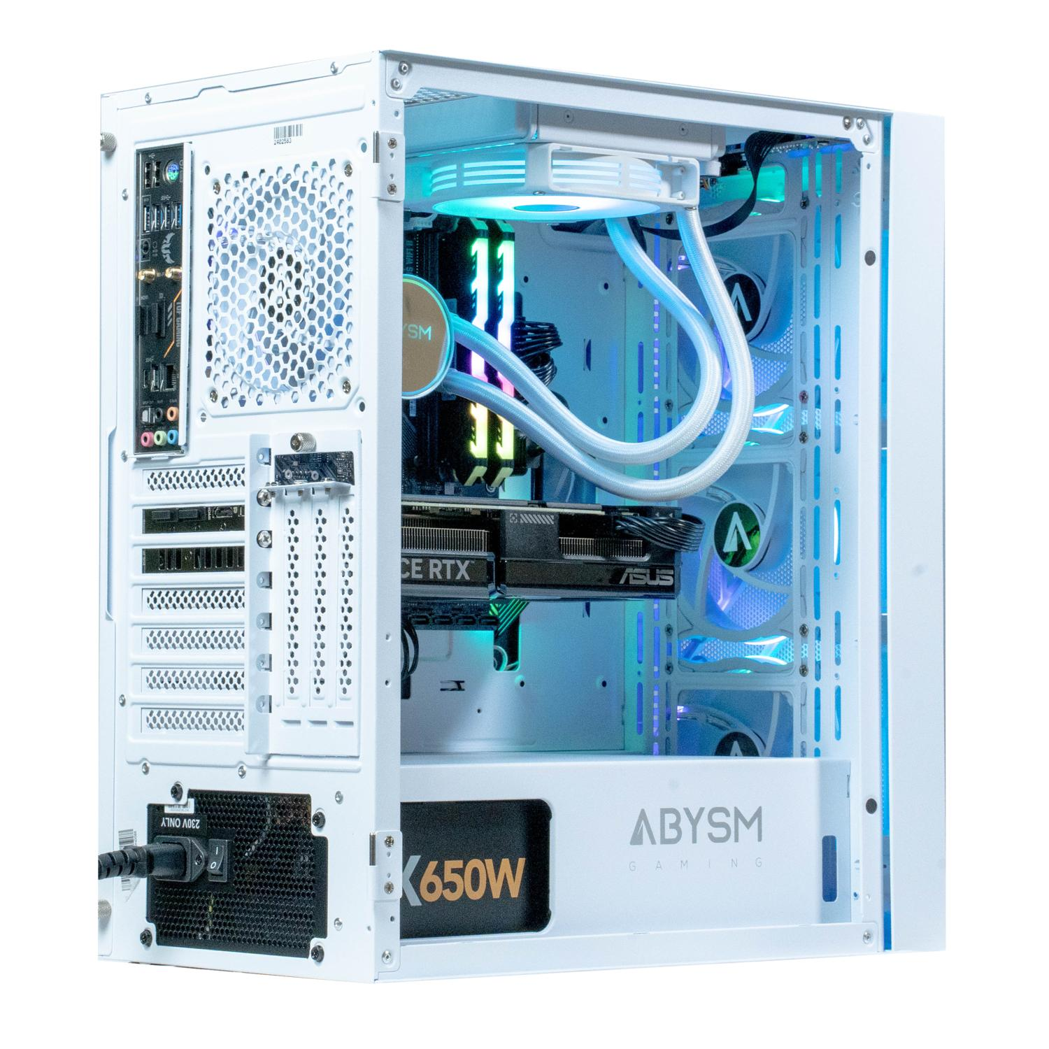 Caja de computadora blanca con componentes visibles, incluyendo ventiladores y tarjeta gráfica, iluminada en azul y verde.