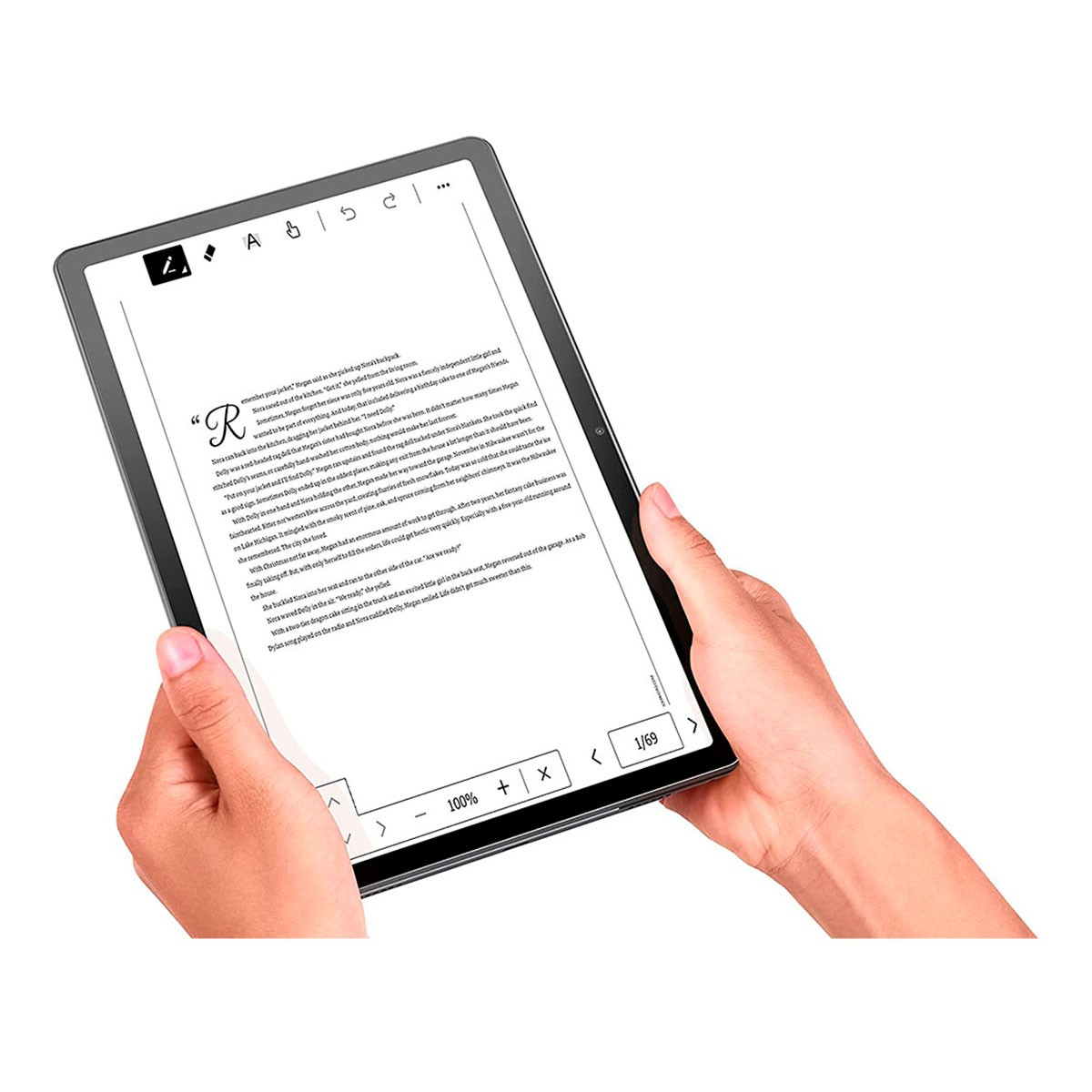 Manos sosteniendo una tableta, mostrando texto. La tableta muestra un documento con texto e iconos.