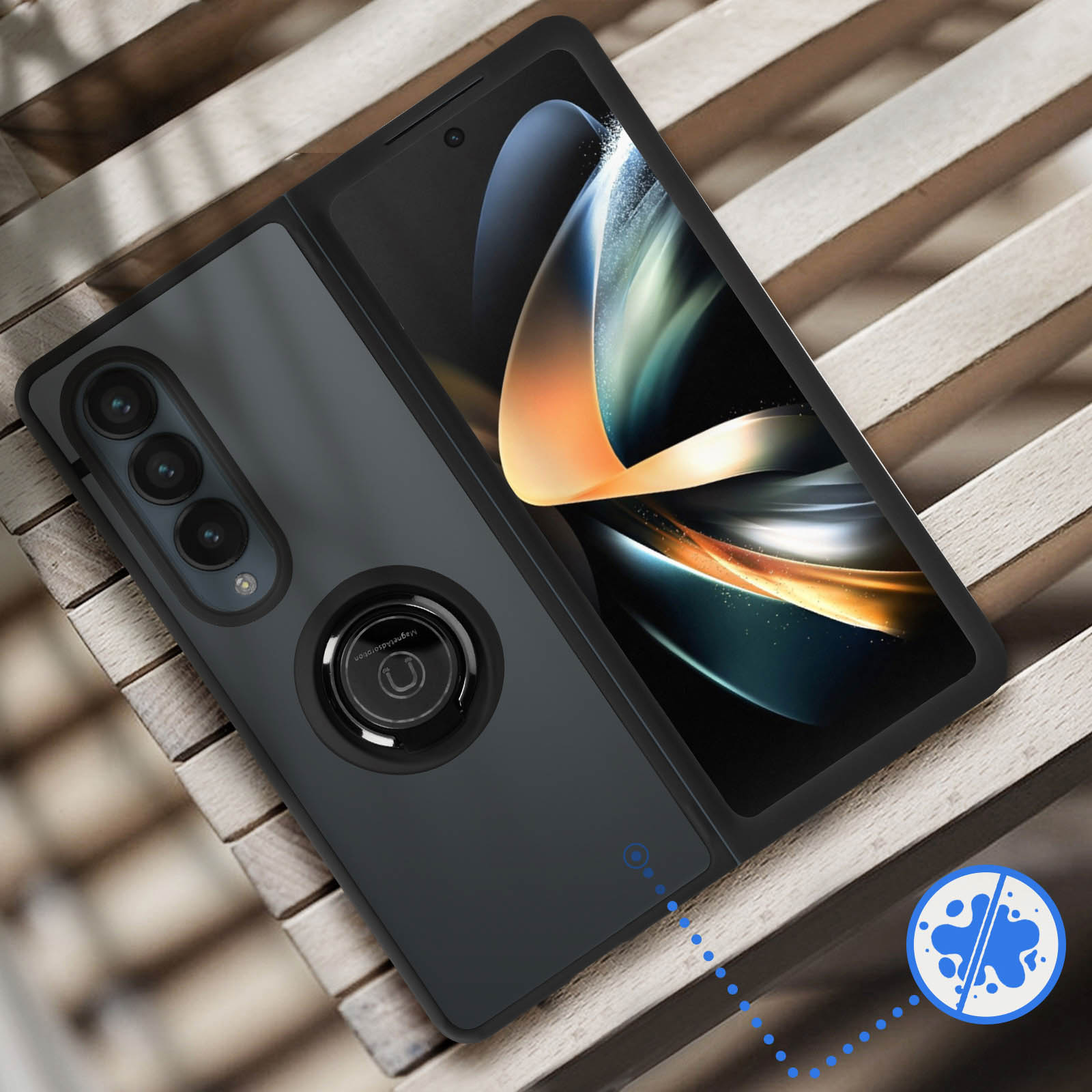 Custodia del telefono aperta con telefono all'interno, su superficie di legno, mostrando fotocamere e supporto ad anello.