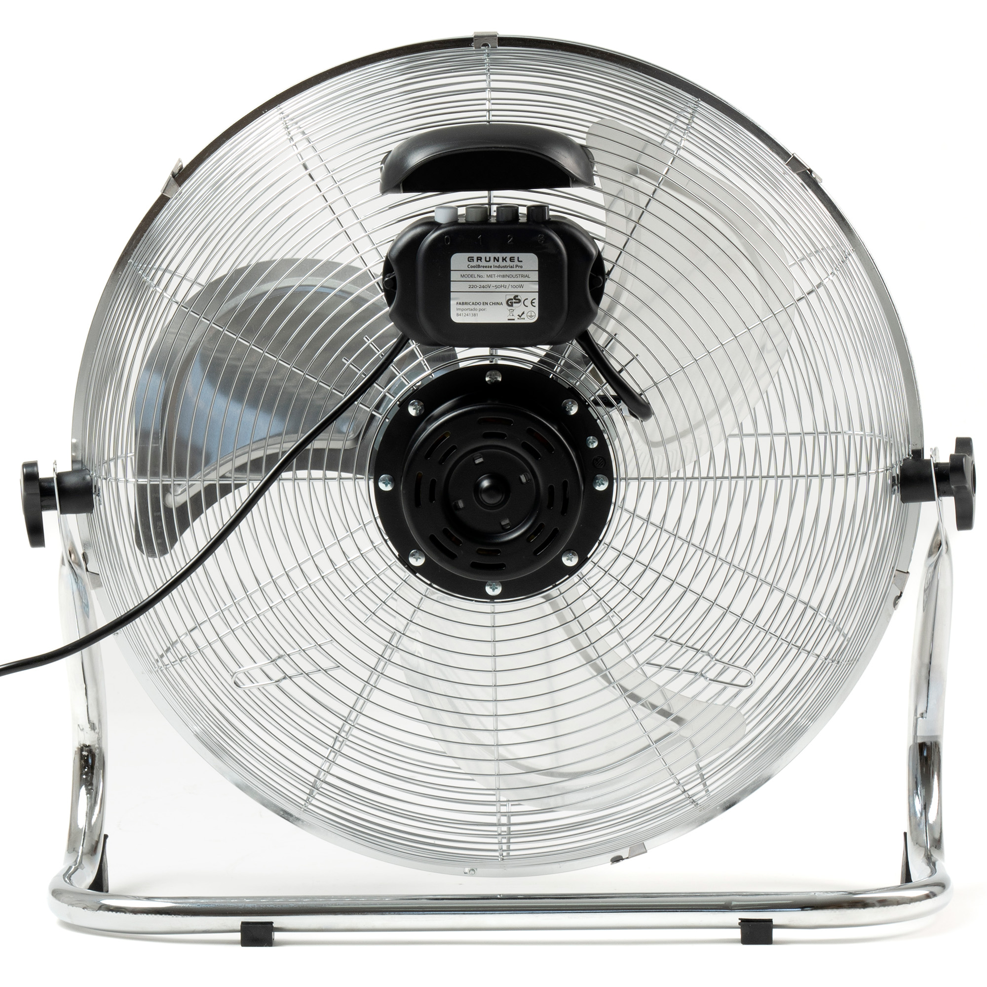 Un ventilador metálico grande con acabado cromado. El ventilador está sobre un soporte cromado y tiene un motor negro.