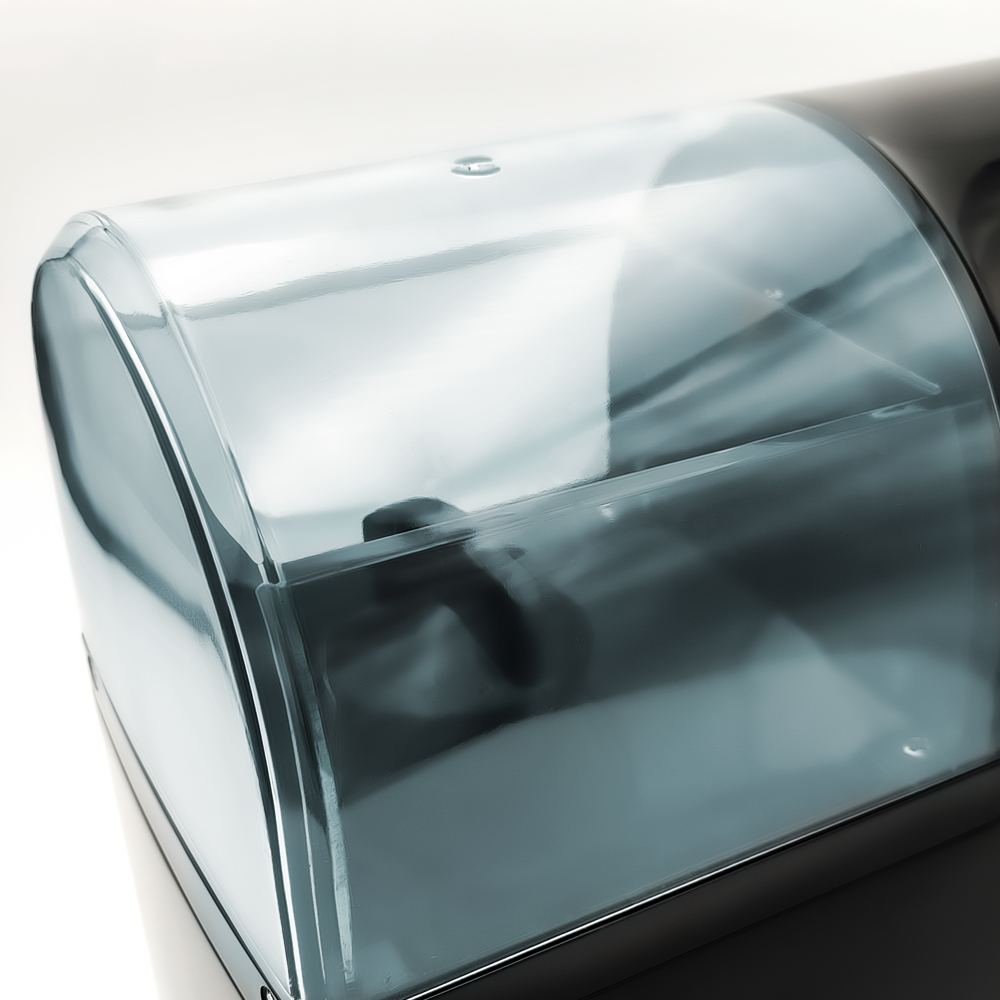 Primer plano de un contenedor de plástico transparente con interior oscuro, posiblemente negro.