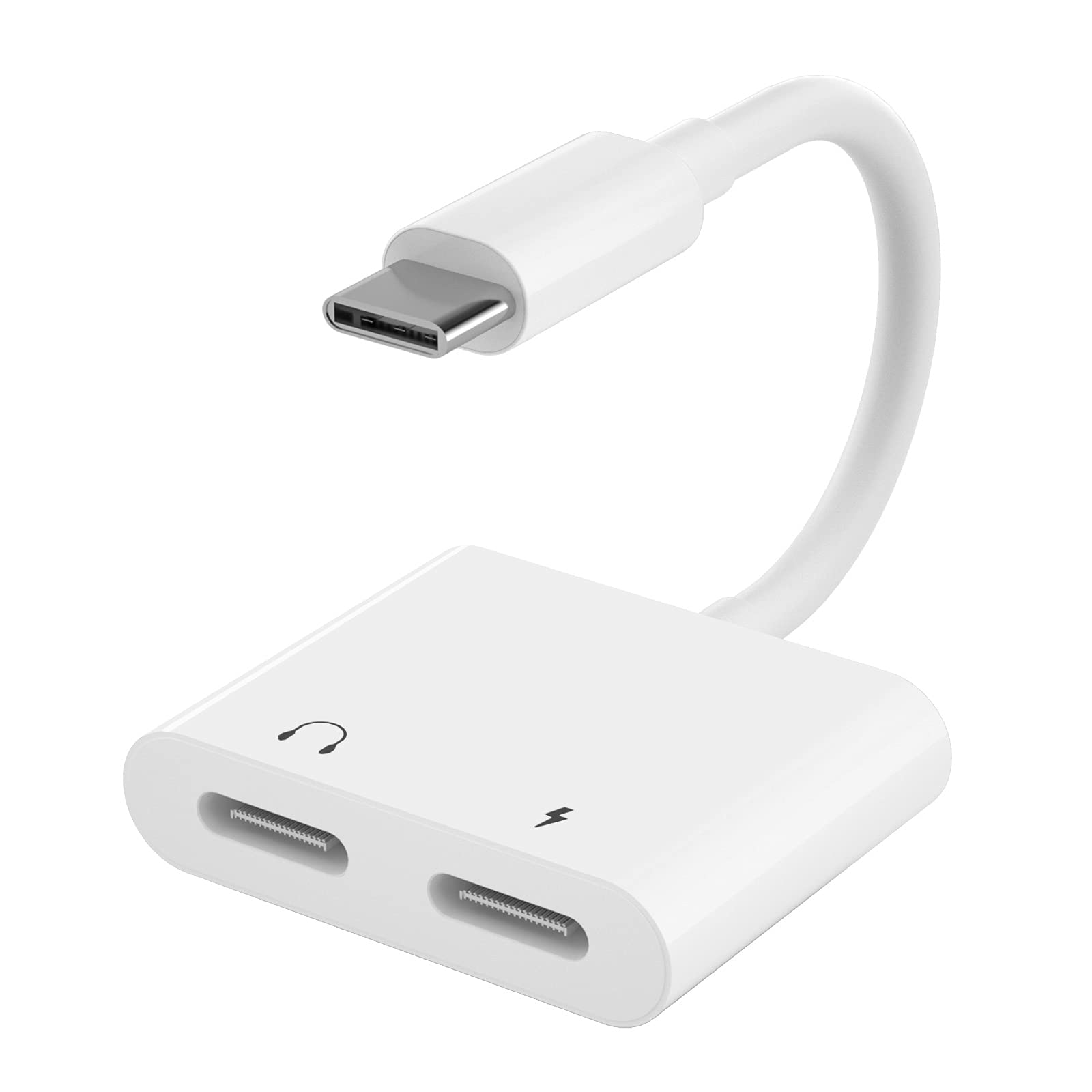 Weißer Adapter mit USB-C-Anschluss und zwei Audio-/Stromanschlüssen. Weißer Hintergrund.