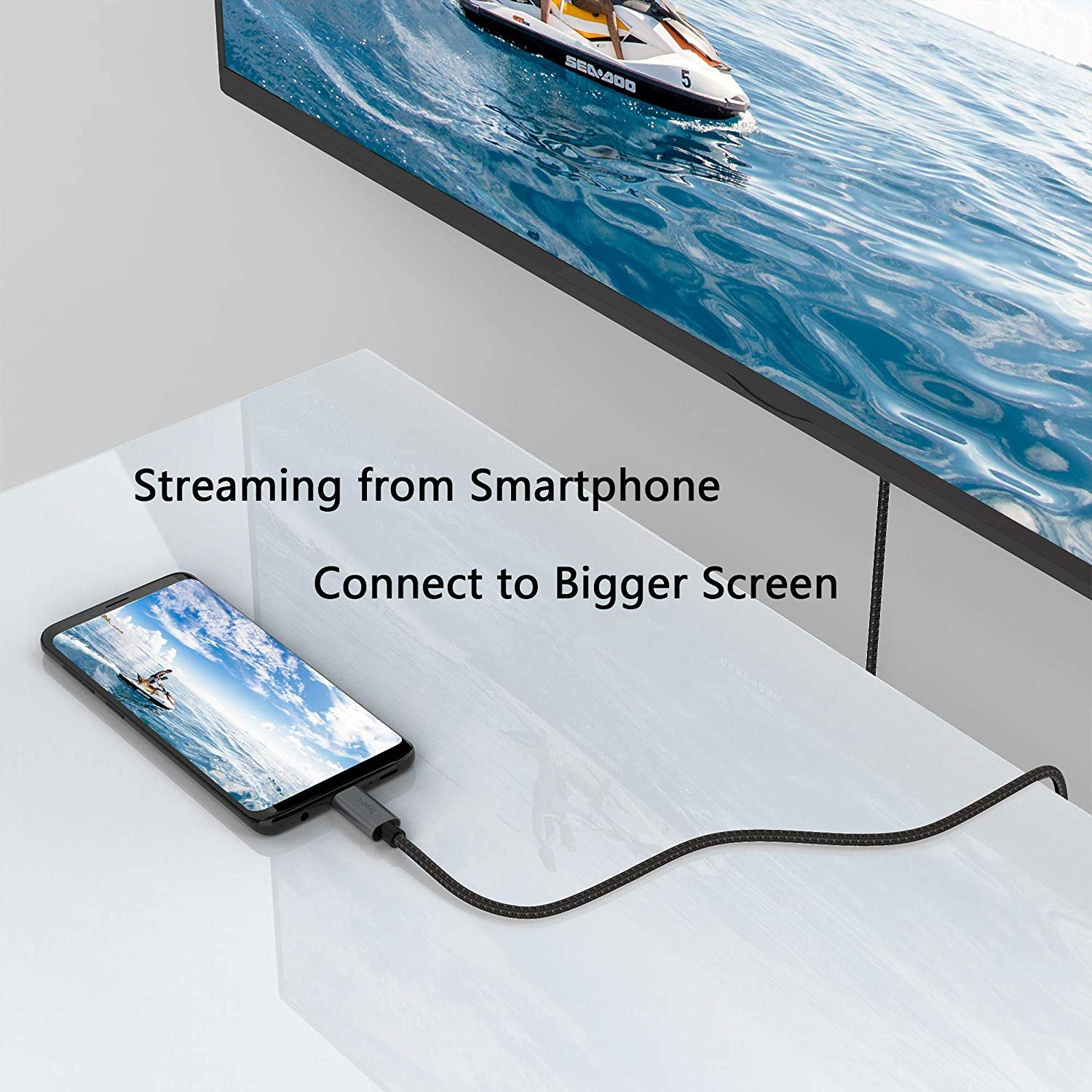 Smartphone conectándose a un televisor, mostrando texto de transmisión. Una mesa blanca.