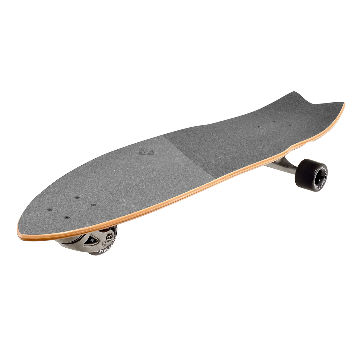 Ein graues Skateboard mit schwarzen Rädern auf weißem Hintergrund.