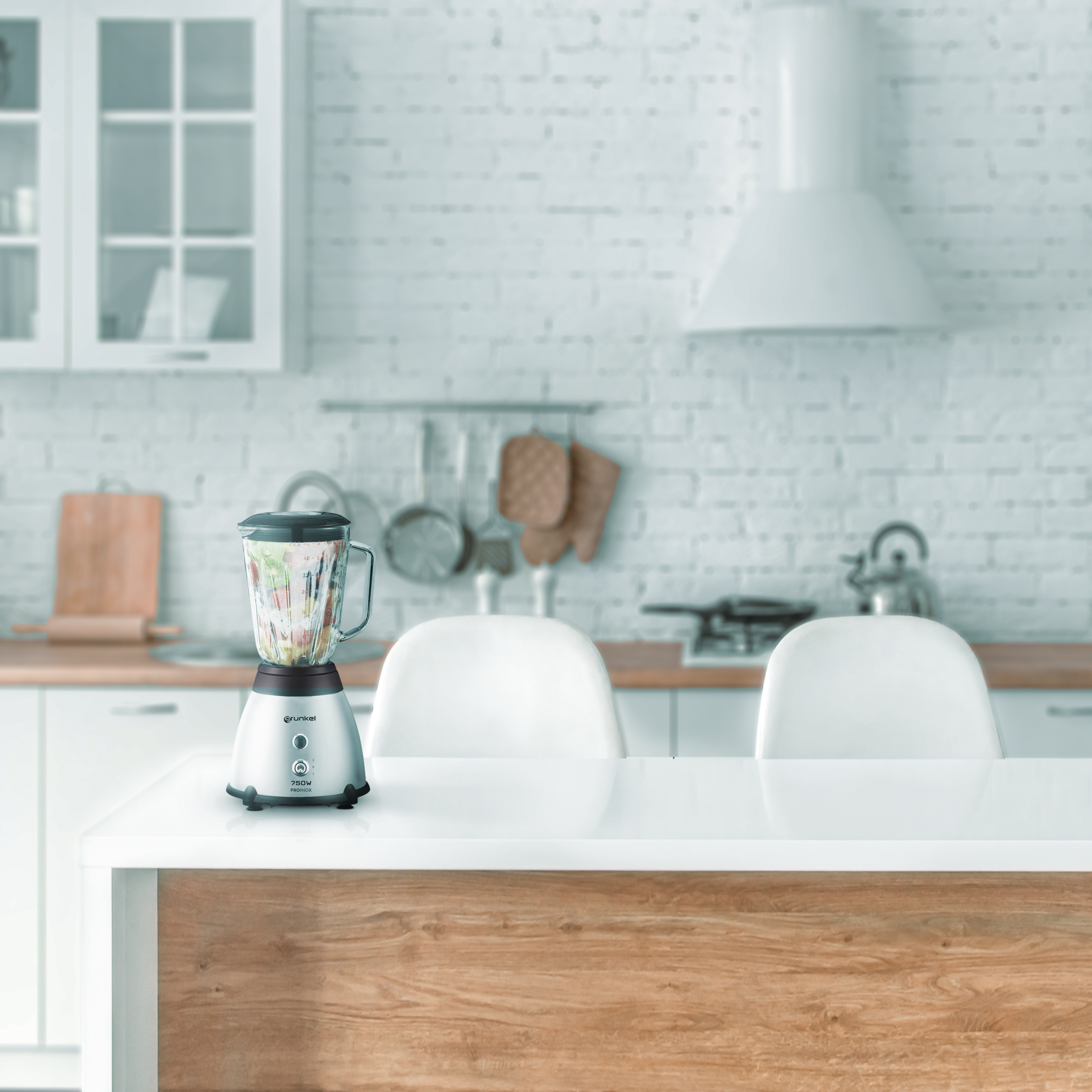 Licuadora en una encimera de cocina con sillas y pared de ladrillos.