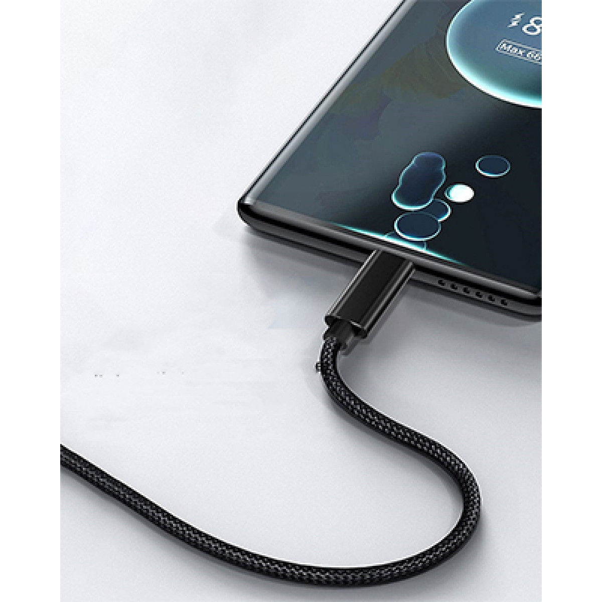 Czarny kabel ładujący podłączony do czarnego telefonu.