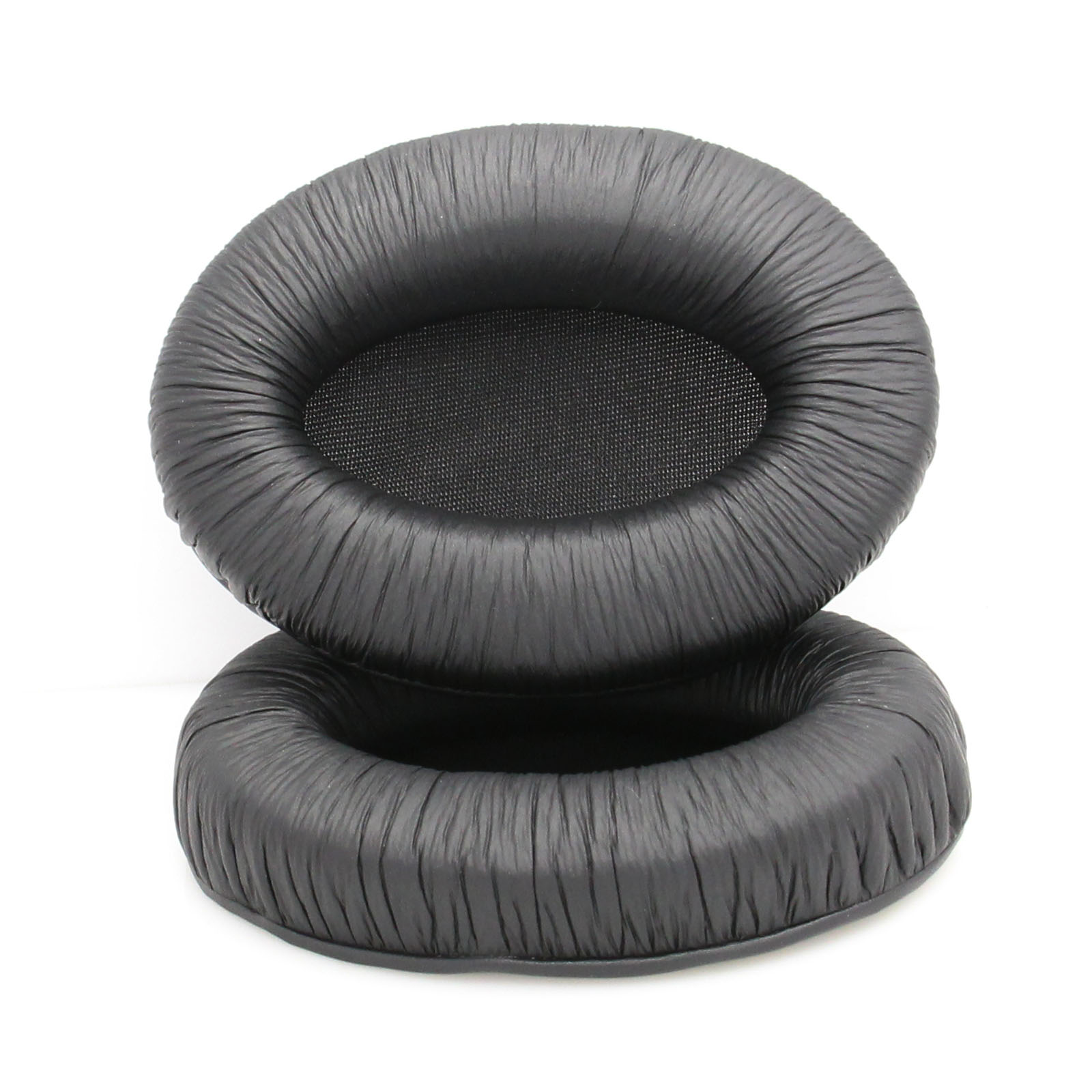Deux coussinets d'oreille noirs et ronds pour casque, l'un sur l'autre, sur fond blanc.
