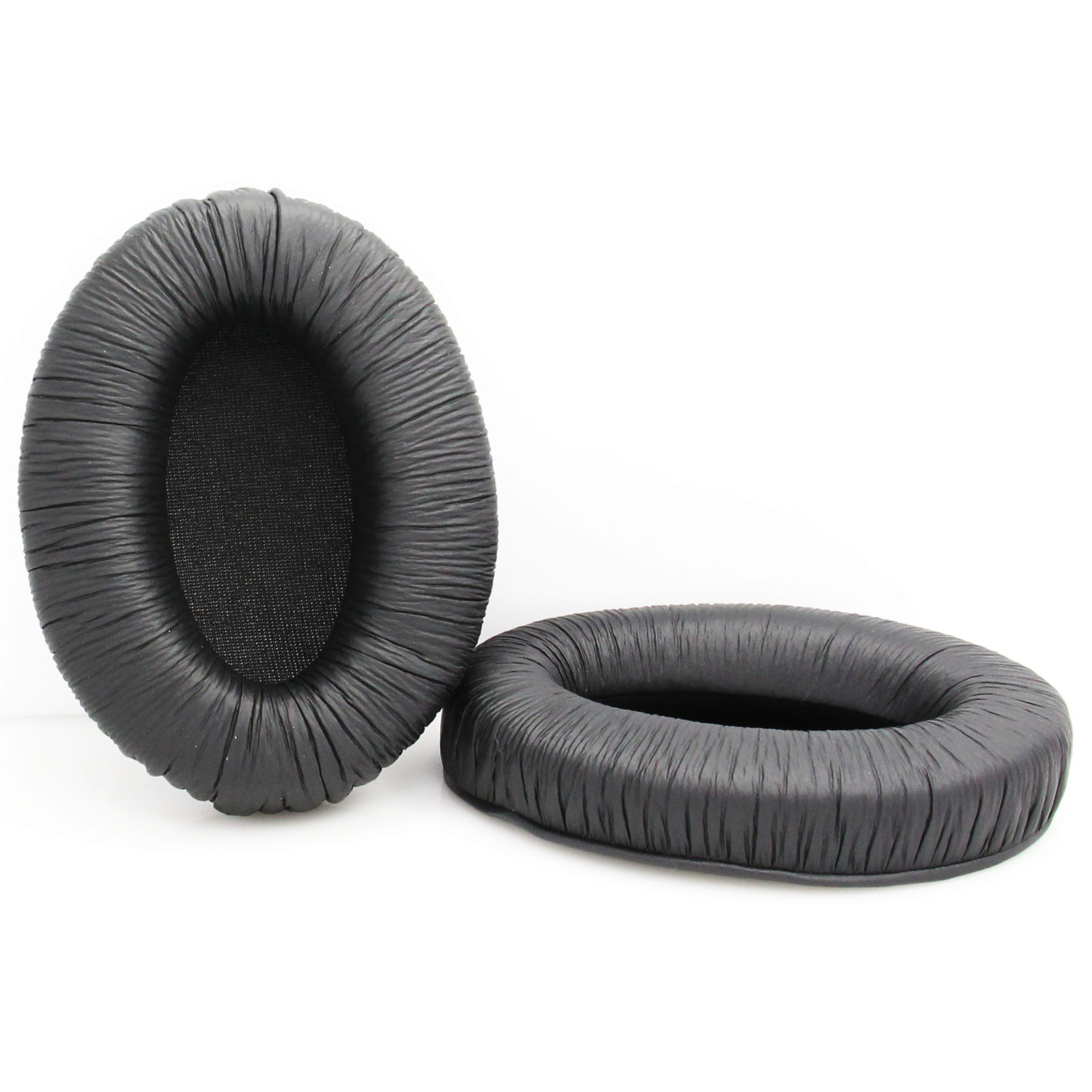 Deux coussinets d'oreille noirs, de forme ovale, pour casque. Ils sont faits d'un matériau texturé et sur une surface blanche.