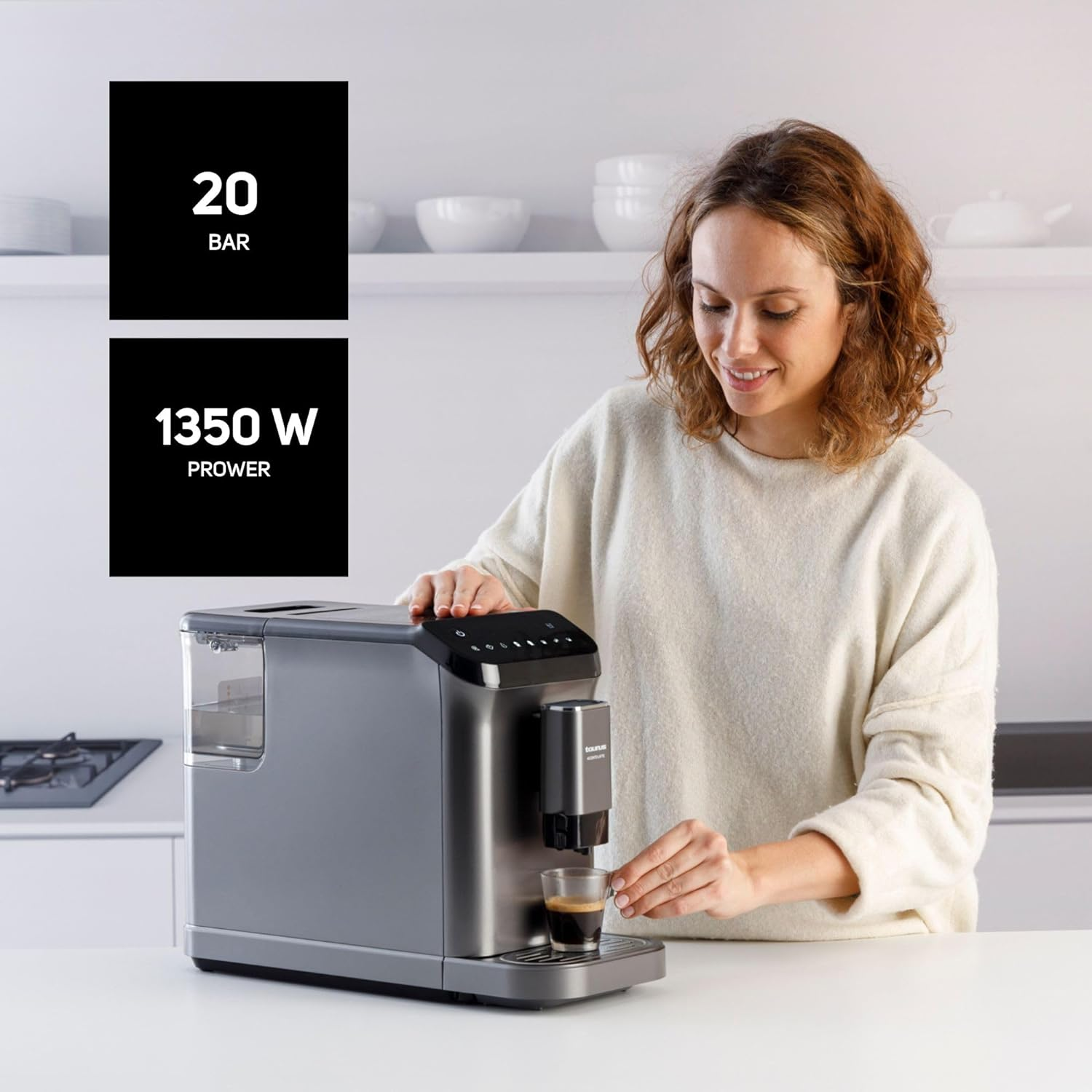 Una mujer usando una máquina de espresso gris en un entorno de cocina moderno.