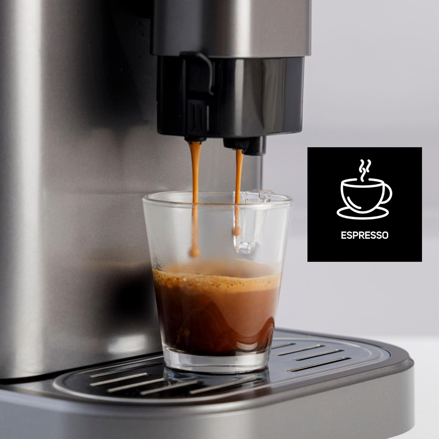 Máquina de espresso dispensando café en un vaso transparente. Un icono de espresso está en el marco.