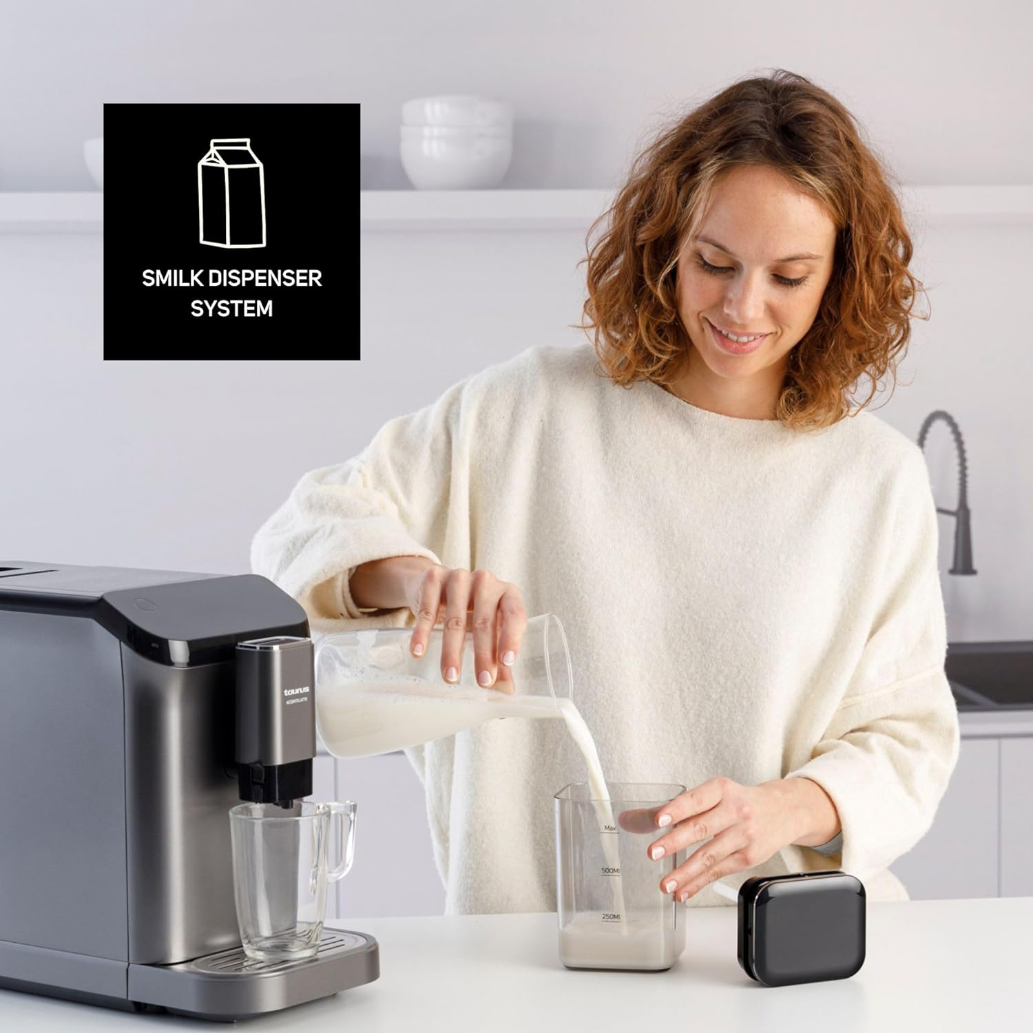 Una mujer vierte leche de una jarra en una taza medidora junto a una cafetera.