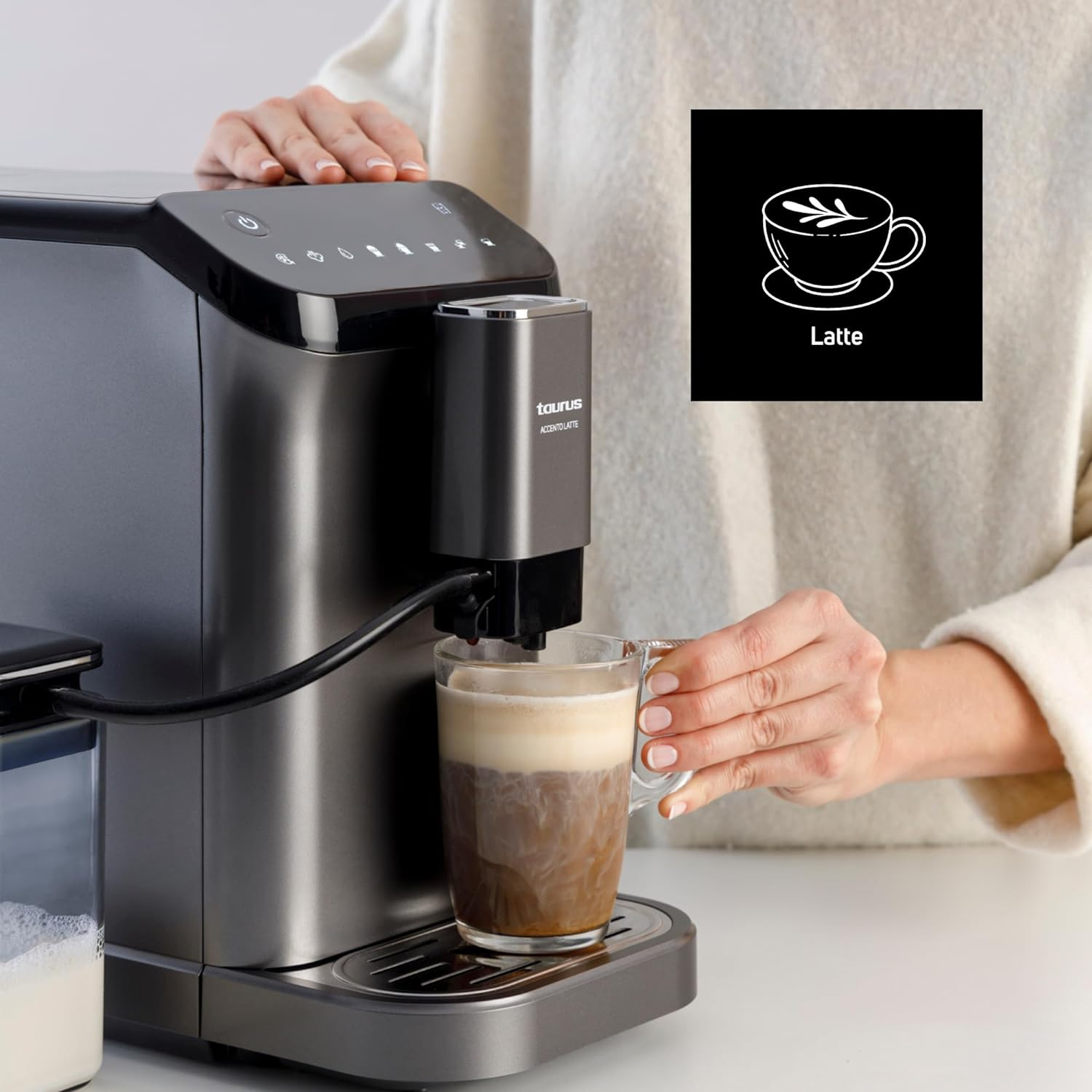 Una cafetera preparando latte. Se está llenando un vaso con café, con un icono de latte.