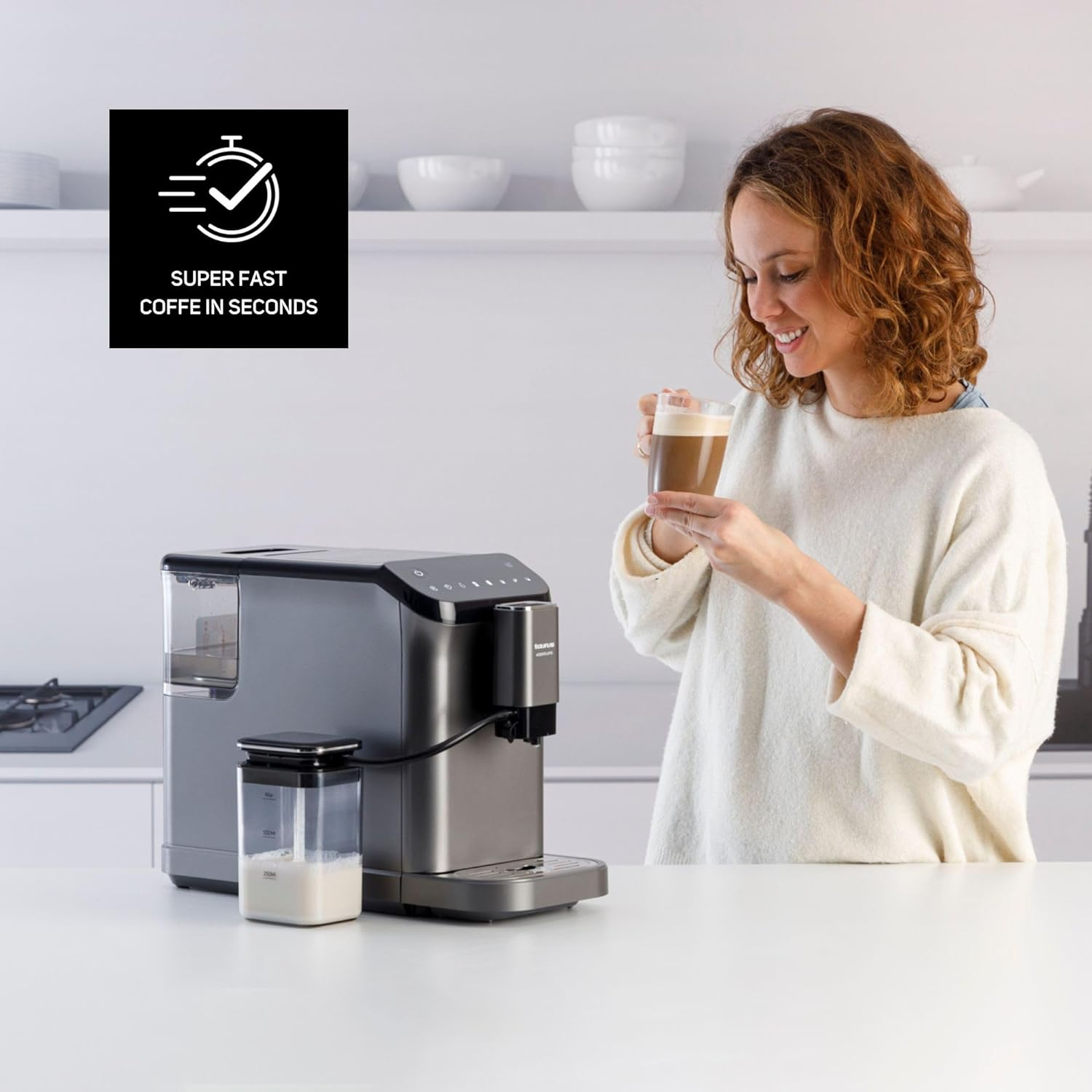 Una mujer preparando café con una cafetera gris. La máquina y un recipiente son visibles.