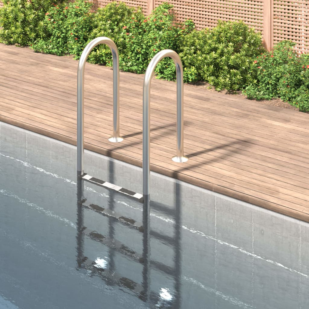 Pool mit Metallleiter. Holzdeck und grüne Büsche im Hintergrund.