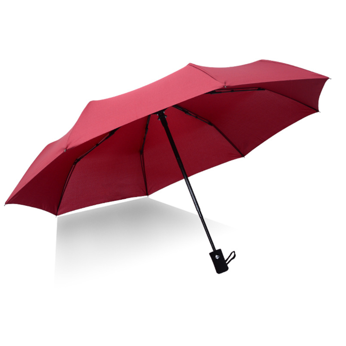 Ein roter Regenschirm ist vor weißem Hintergrund geöffnet. Der Griff ist schwarz.