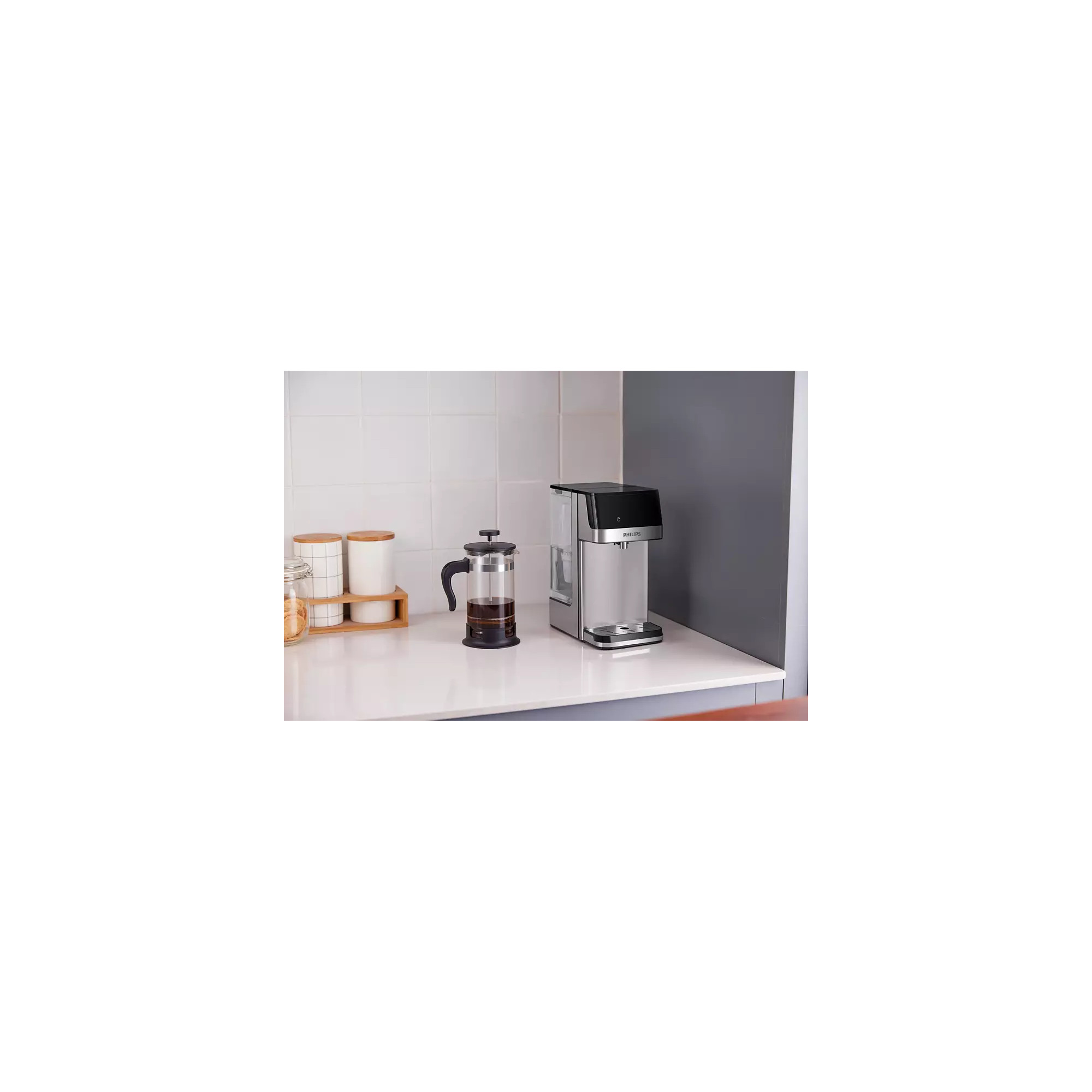 Kaffeemaschine und French Press auf einer weißen Arbeitsplatte in einer Küche.