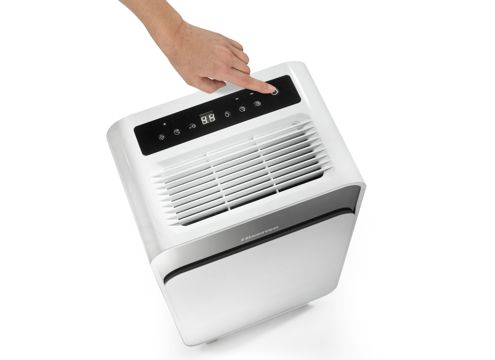 Ręka naciska przycisk zasilania na białym i czarnym oczyszczaczu powietrza.