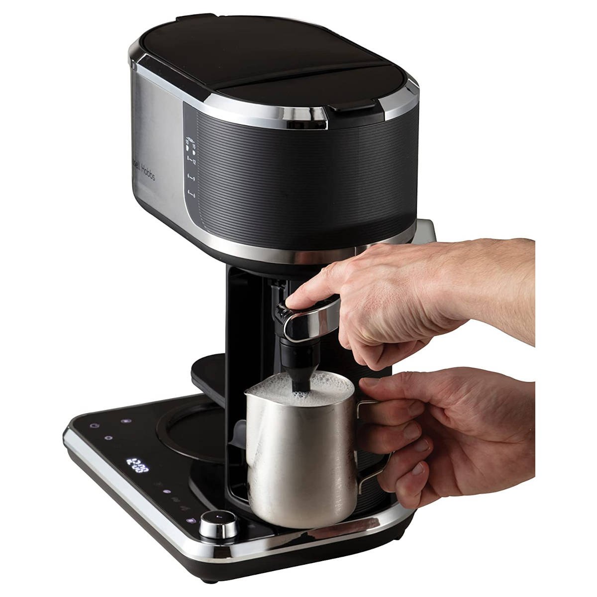 Osoba wlewa mleko do dzbanka ze stali nierdzewnej, używając ekspresu do kawy.