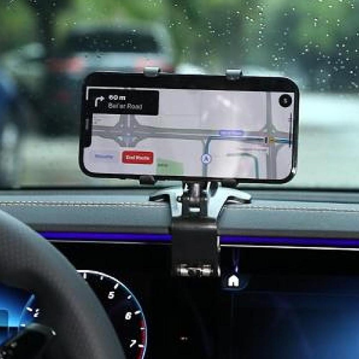 Telefon im Auto montiert, Navigations-App anzeigend. Armaturenbrett sichtbar. Weißer Hintergrund.