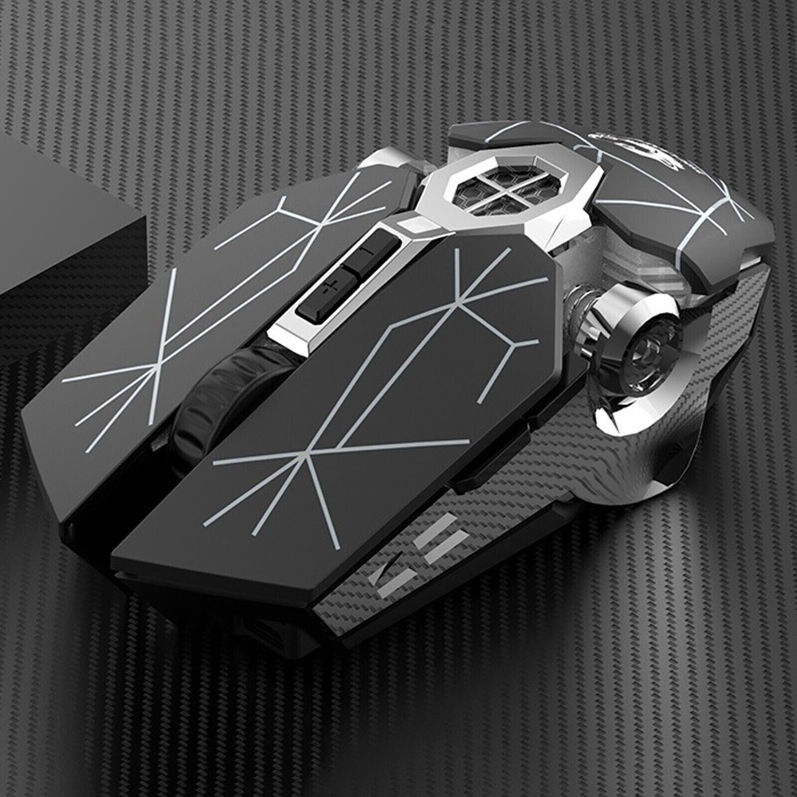 Gaming-Maus mit eckigem Design und Details.