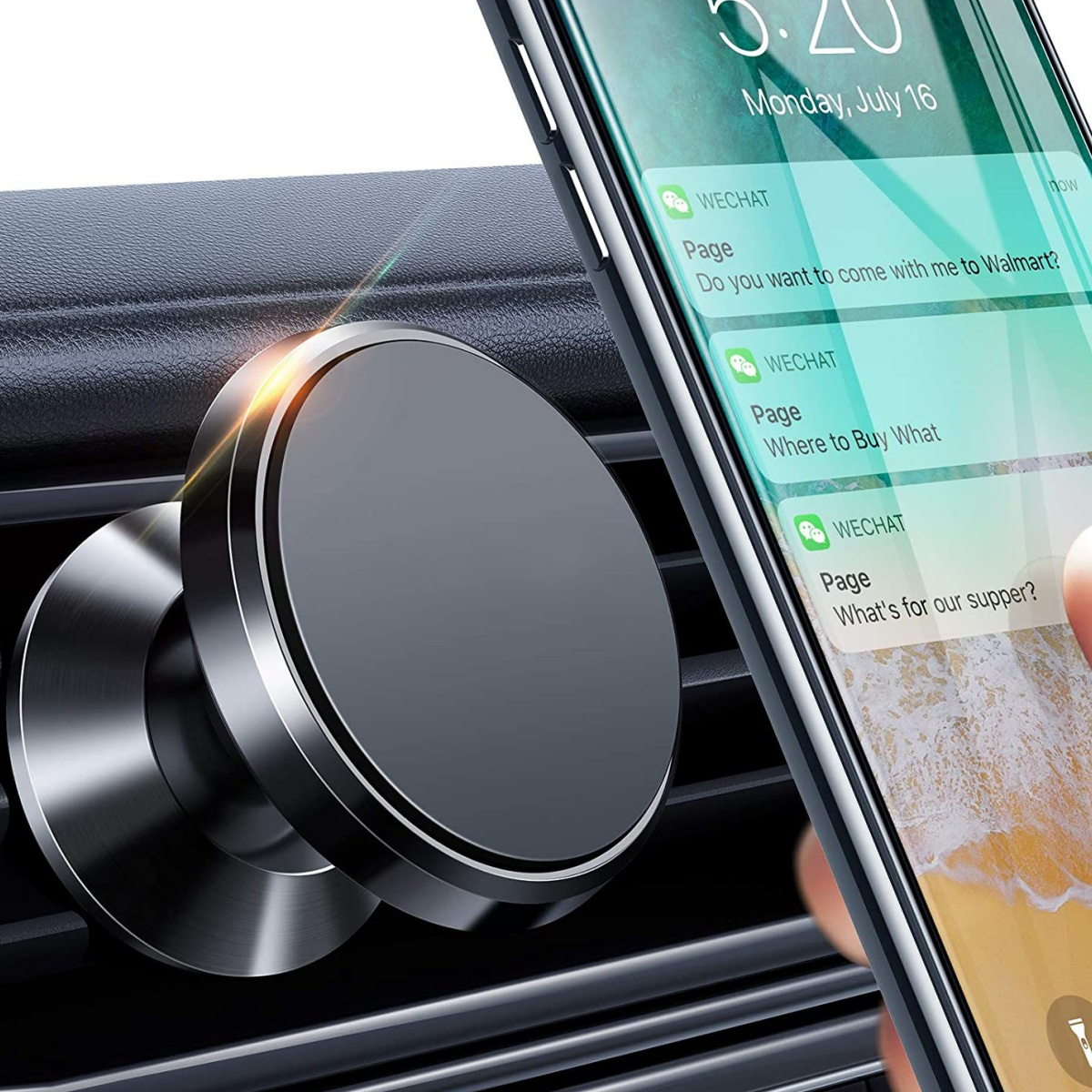 Schwarzer Telefonhalter mit silberner Magnetscheibe. Ein Telefon mit Nachrichten wird in der Halterung gehalten.