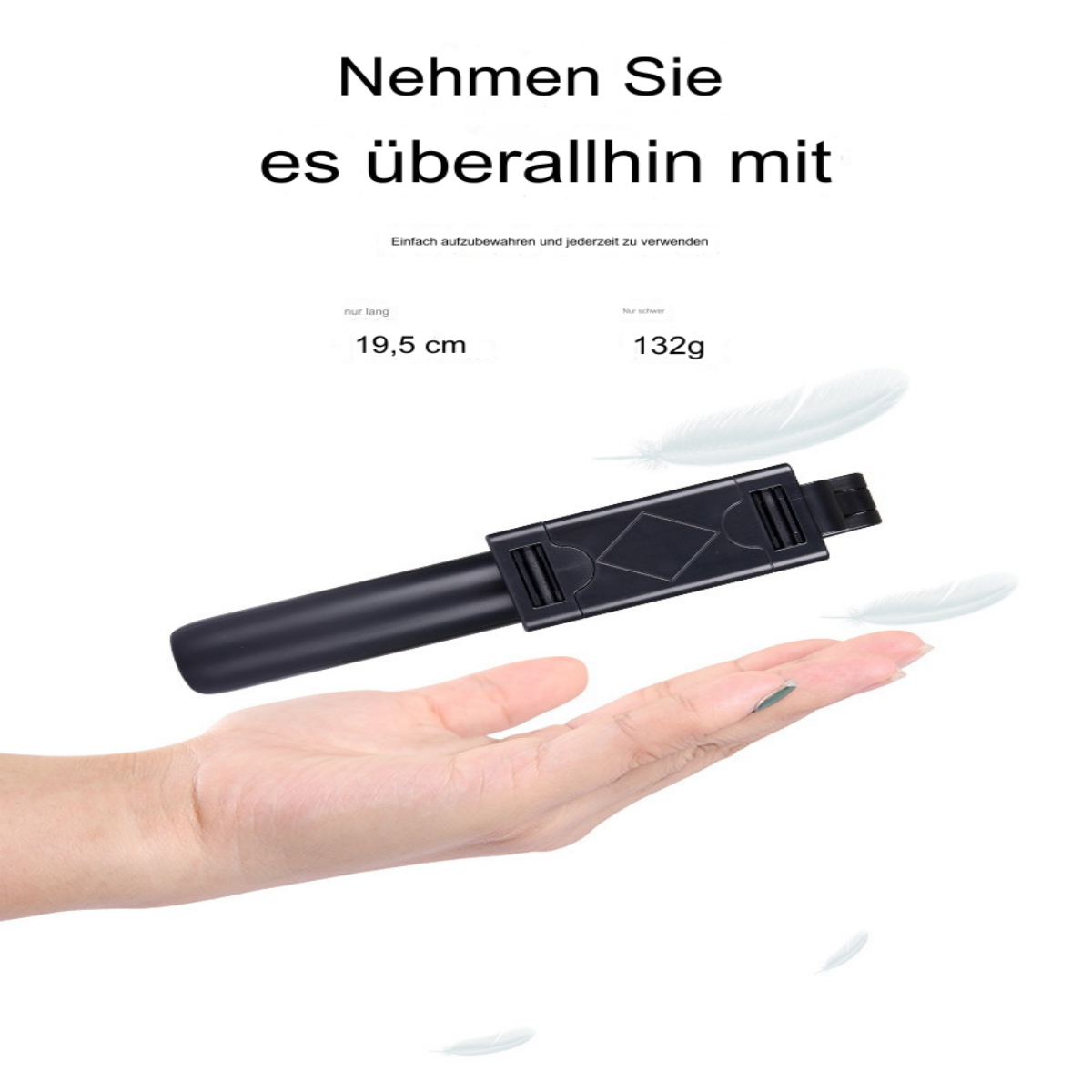 Schwarzer, faltbarer Selfie-Stick in der Hand, Text und schwebende Federn auf weißem Hintergrund.