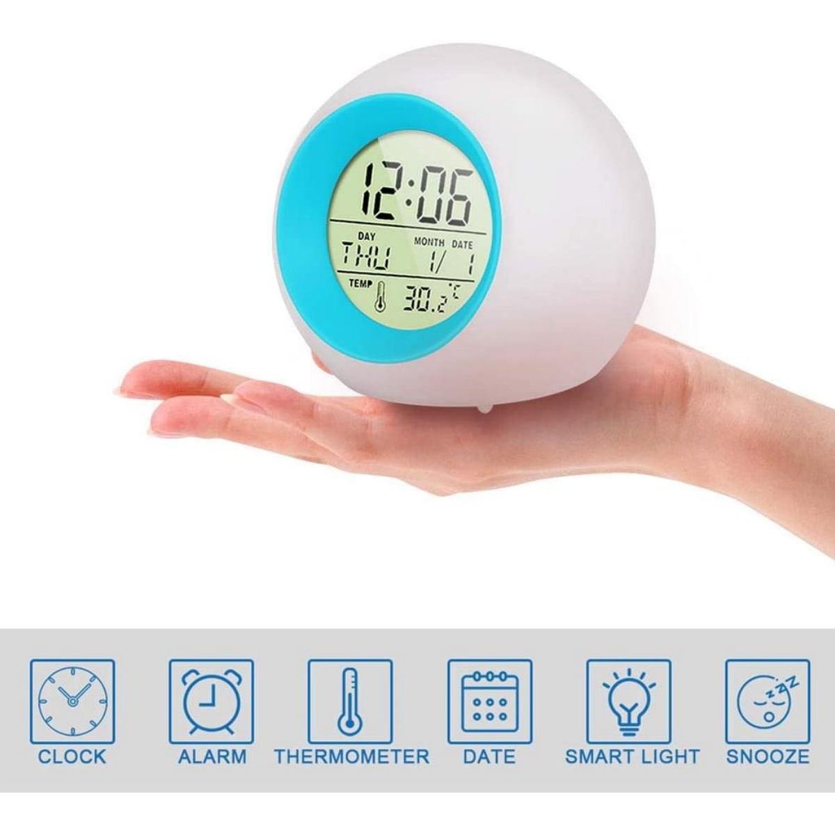 Ein weißer und blauer digitaler Wecker, der Zeit, Datum und Temperatur anzeigt, gehalten von einer Hand.