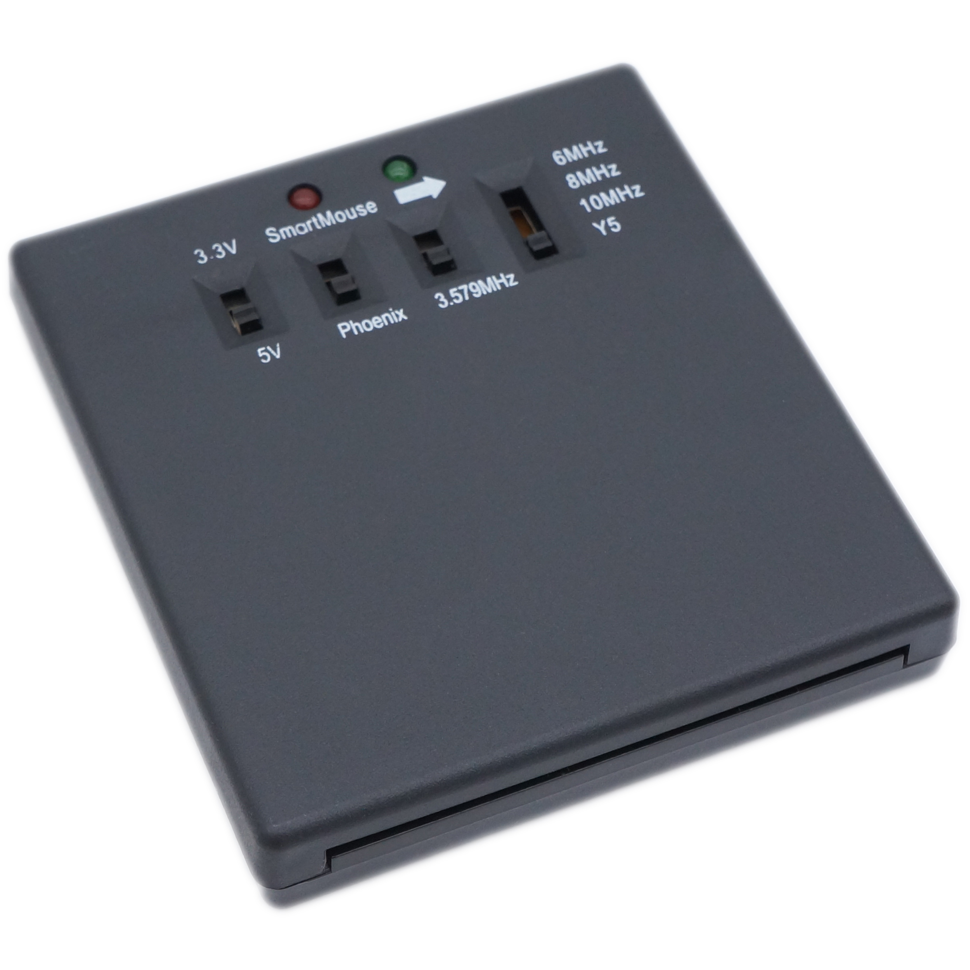 Ein schwarzes Gerät mit mehreren Schaltern und Lichtern, mit USB-Anschluss auf weißem Hintergrund.