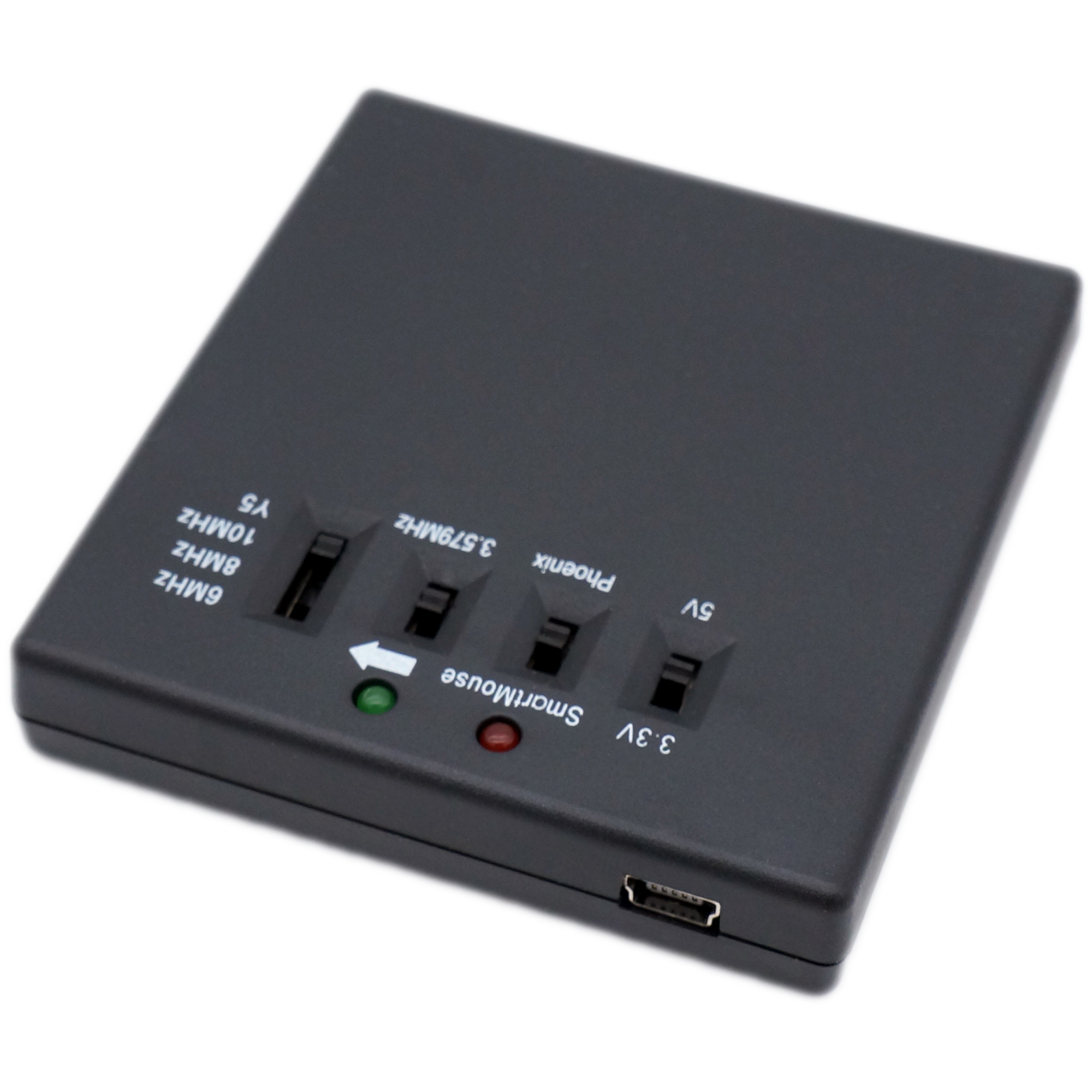 Ein schwarzes Gerät mit Schaltern und Lichtern auf weißer Oberfläche. USB-Anschluss sichtbar.