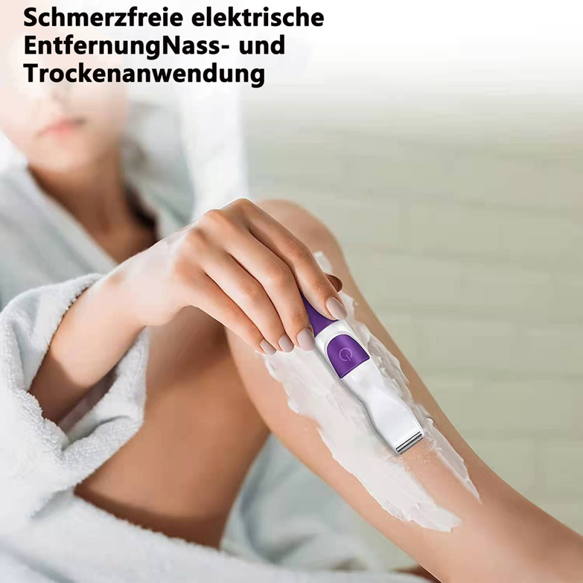 Eine Frau rasiert sich mit einem Elektrorasierer und Rasiercreme das Bein.
