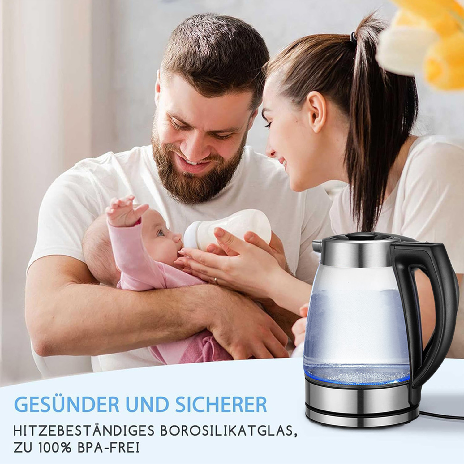 Eine Familie mit einem Baby benutzt einen Wasserkocher, mit Text über Gesundheit und Sicherheit, weißer Hintergrund.