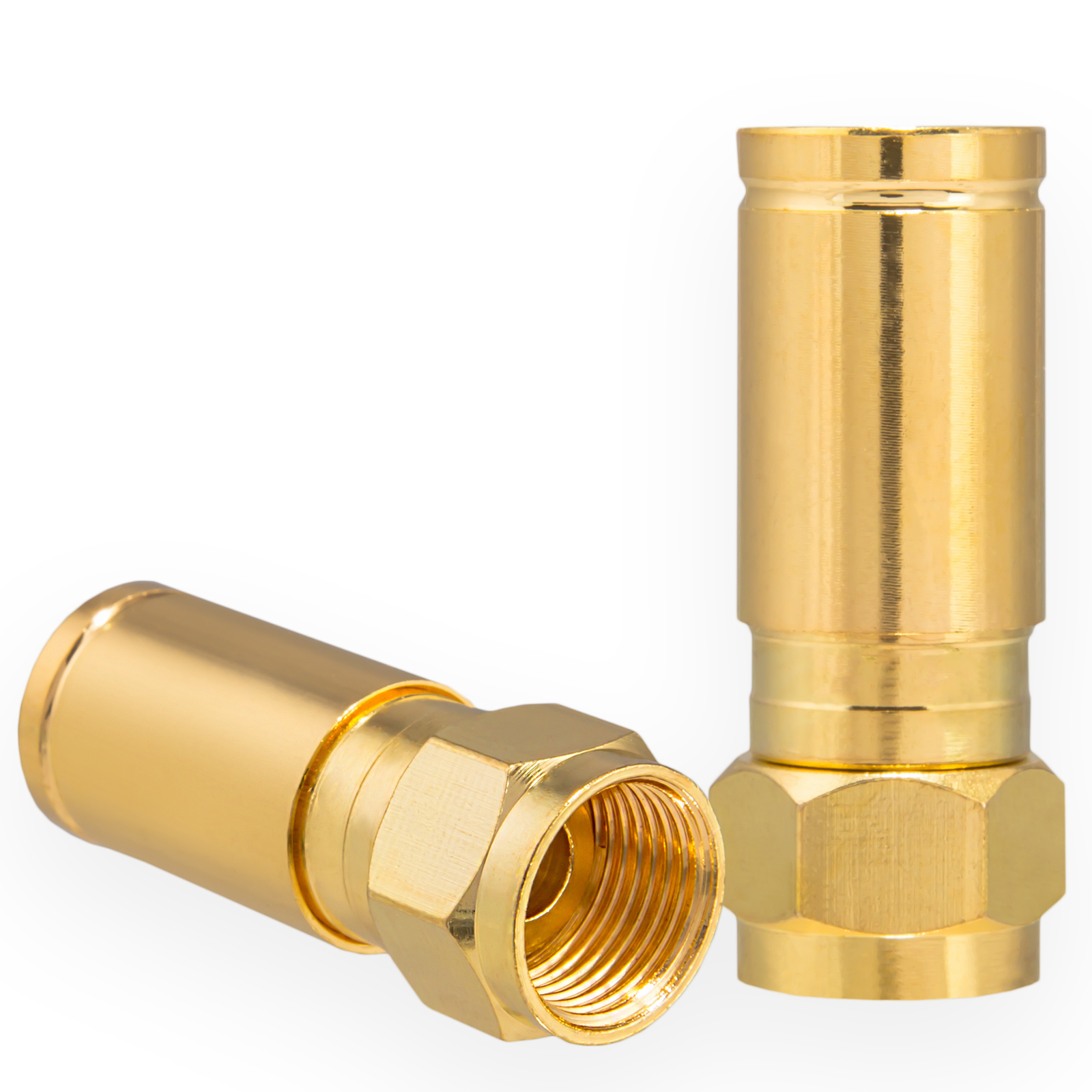 Zwei goldfarbene Koaxialstecker. Einer liegt, der andere steht aufrecht.