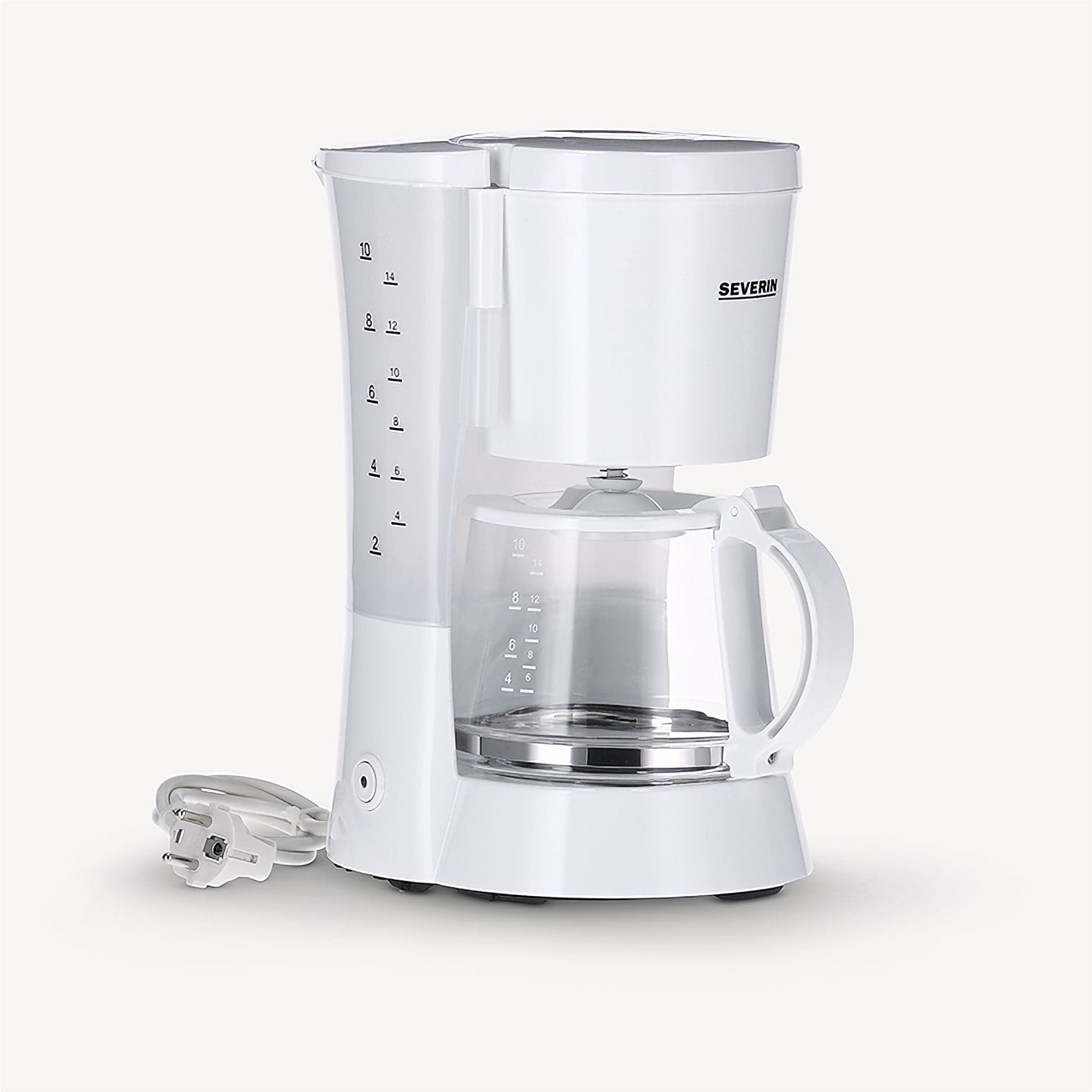 Macchina per caffè bianca con caraffa in vetro, segni di misurazione, sfondo bianco.