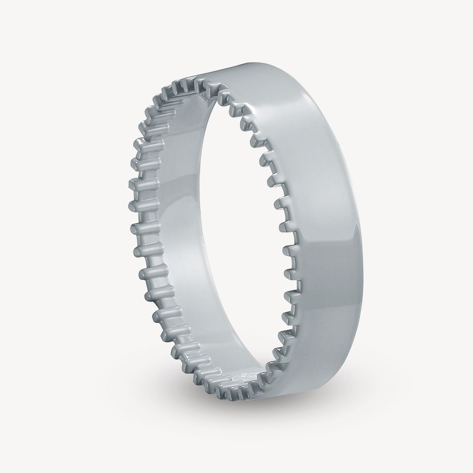 Ein silberner Ring mit strukturierter Außenkante. Der Ring hat ein gerilltes Muster um seinen Umfang.